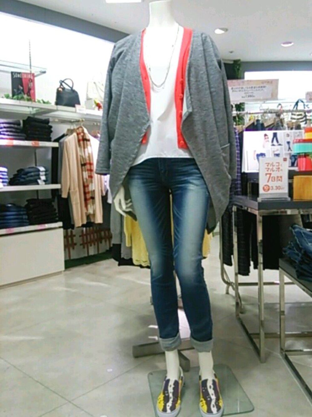 ブルー系のデニムパンツ、グレー系のカーディガン/ボレロ、その他のスニーカーを着用したレディースの春コーディネートの1枚目の写真
