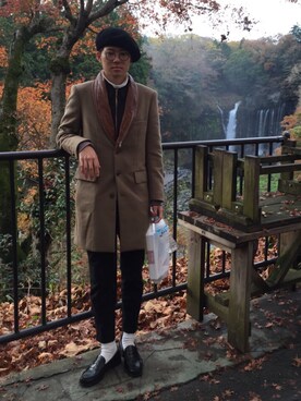 「Paul Smith（ポールスミス）のアイテム（チェスターコート、ベージュ系）」を使った、Tsuyoshi Kuraharaさん（メンズ・180cm）の冬コーディネート
