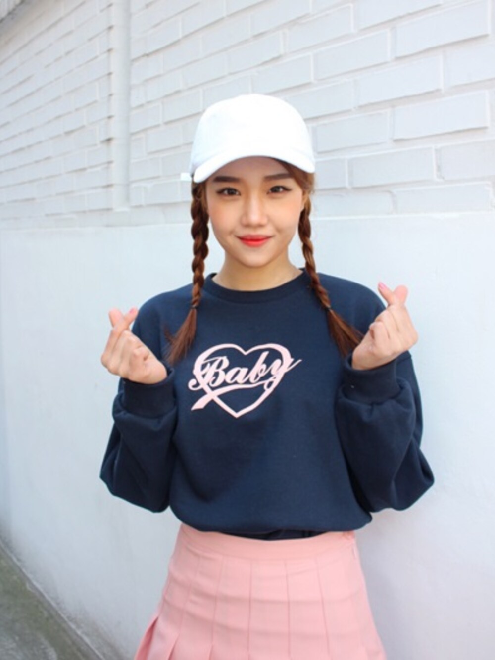 「Tシャツ、 スウェット、韓国、 プリーツスカート、ハート、 シンプルコーデ、 韓国ファッション、 テニススカート 、 韓国スタイル、 ラブリーコーデ」｜「OLDMICKEY のハートロゴプリントスウェット（スウェット、ブラック系）」を使った、oldmickey_jpさん（レディース・163cm）の春コーディネートの1枚目の写真