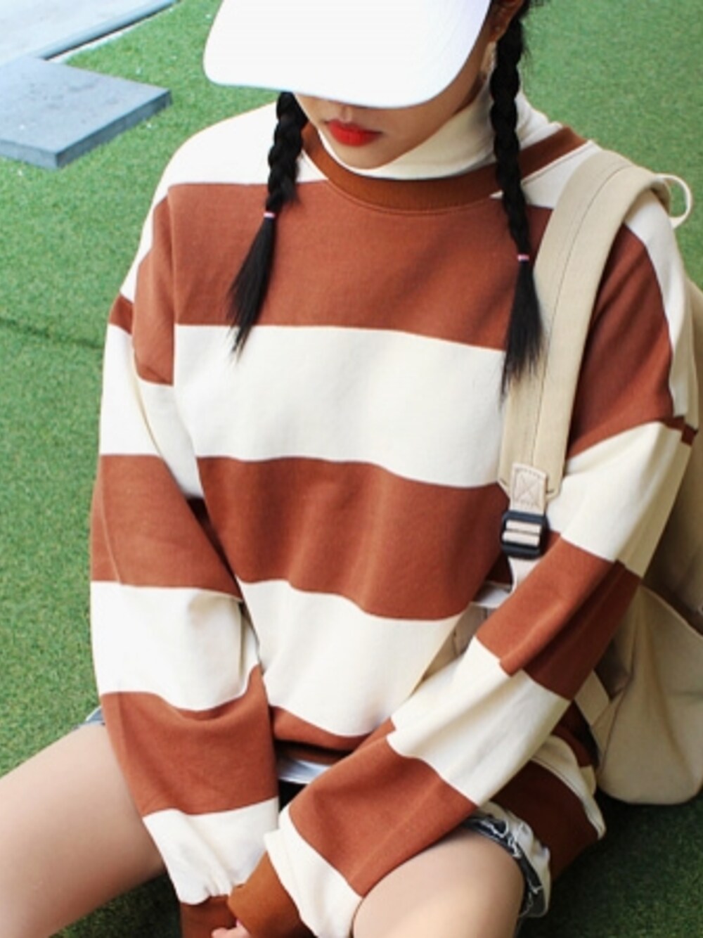 ホワイト系のスウェットを着用したレディースの春コーディネートの1枚目の写真