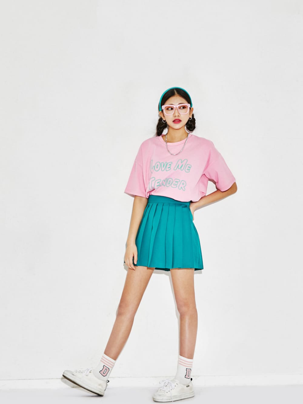 「 韓国ブランド、 Tシャツコーデ、 カジュアルコーデ、 韓国ファッション、 ラクチンコーデ、 テニススカート 、 オールドミッキー、oldmickey」｜「OLDMICKEY のカジュアルレタリング半袖Tシャツ（Tシャツ/カットソー、ピンク系）」を使った、oldmickey_jpさん（レディース・161cm）の春コーディネートの1枚目の写真