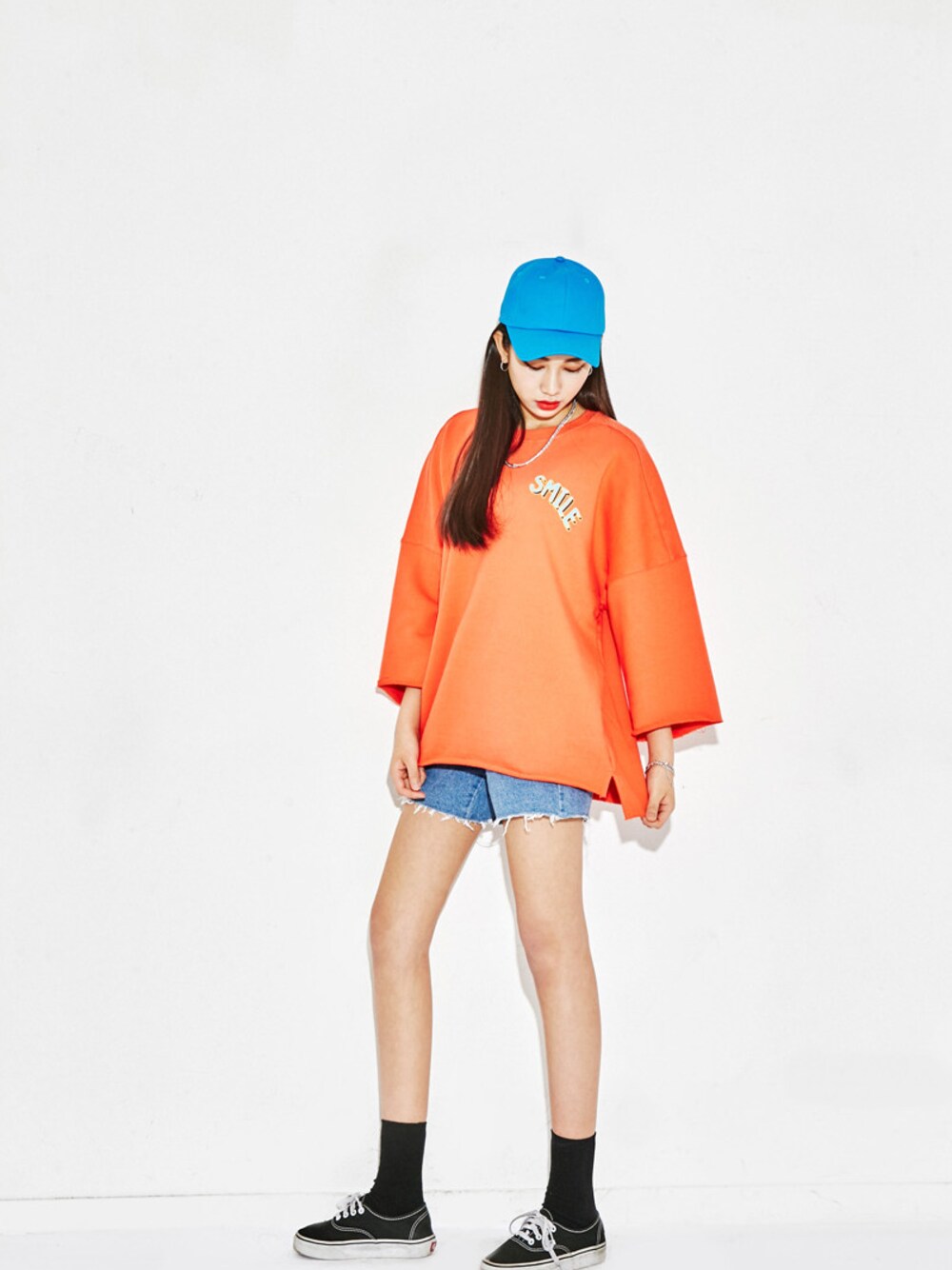 「キャップ、CAP、 帽子、 シンプルコーデ、 korea、 韓国ブランド、 カジュアルコーデ、 韓国ファッション、 oldmickey」｜「OLDMICKEY のビビッドカラーシンプルキャップ帽（キャップ、ブルー系）」を使った、oldmickey_jpさん（レディース・160cm）の春コーディネートの1枚目の写真