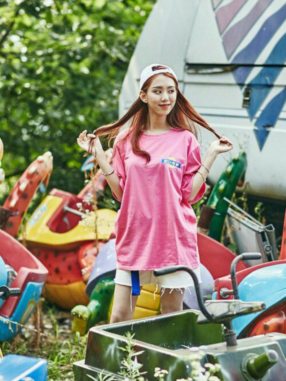 ピンク系のTシャツ/カットソーを着用したレディースの夏コーディネートの1枚目の写真