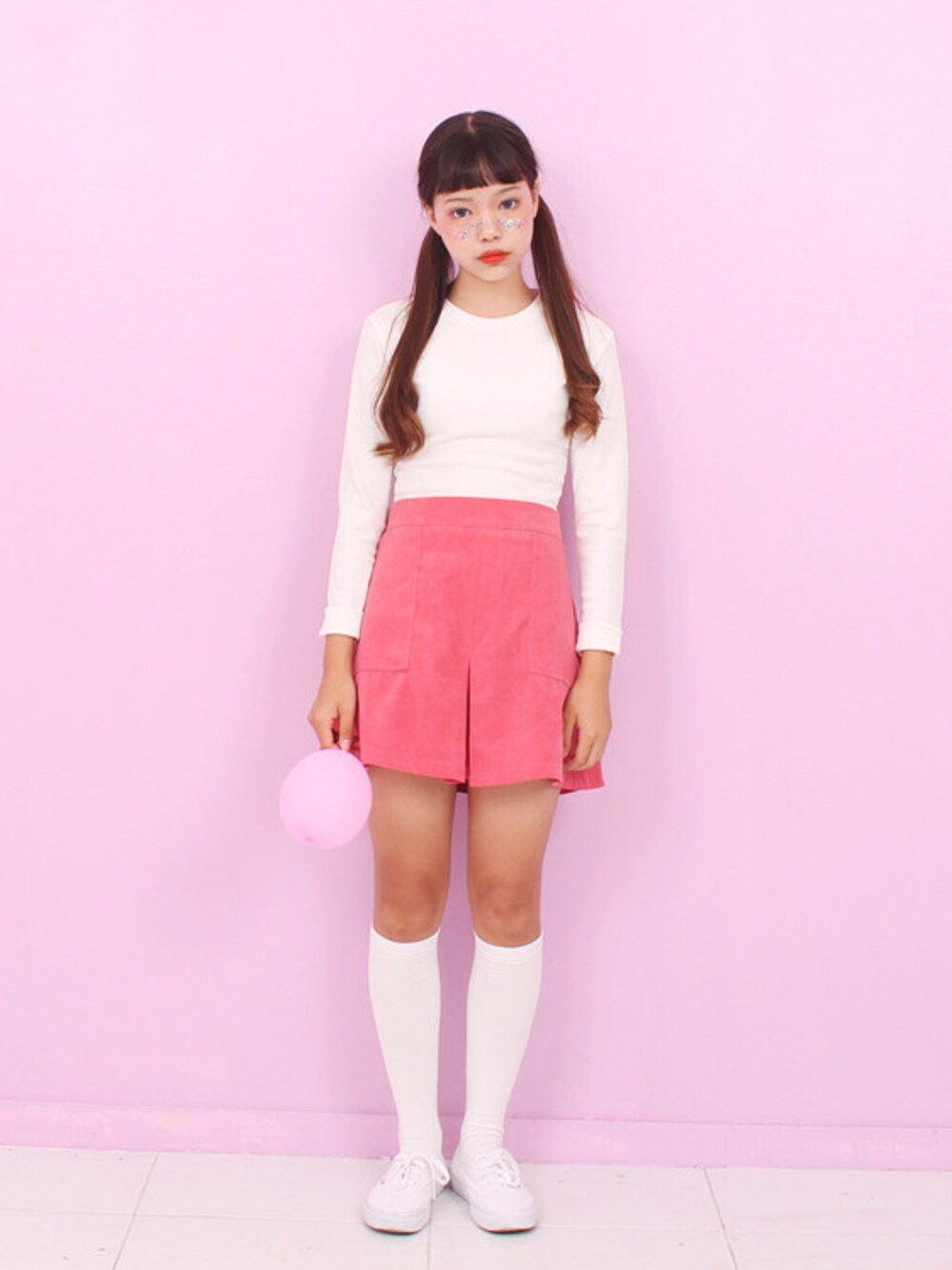 その他のTシャツ/カットソーを着用したレディースの秋コーディネートの1枚目の写真