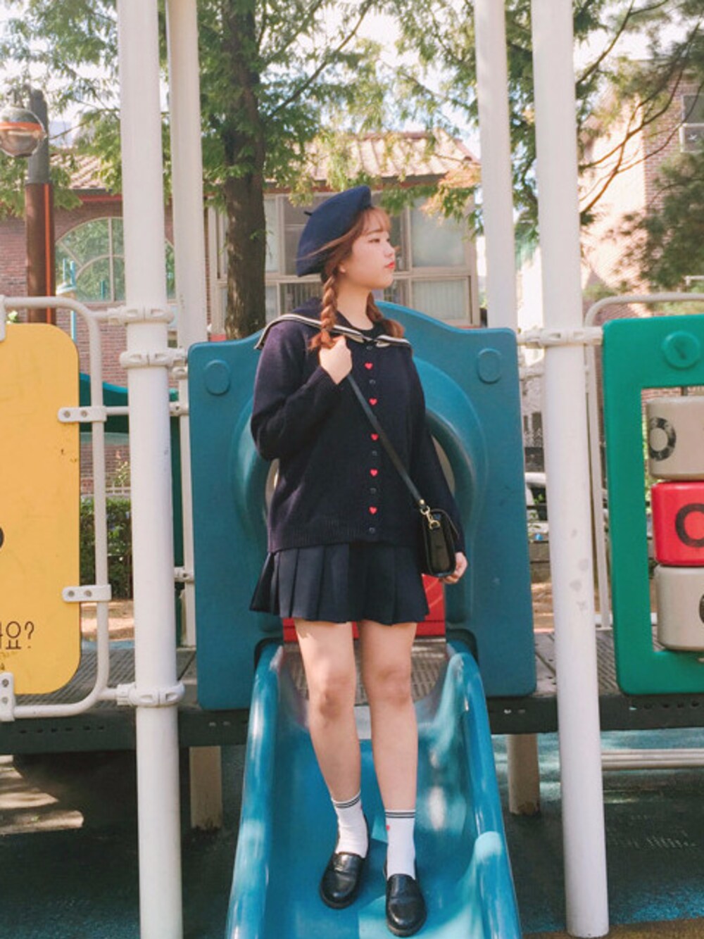 「スカート、 カーディガン、 カジュアル、 シンプル、ラクチンコーデ、 ootd、韓国ファッション、 プチプラ、 オールドミッキー、oldmickey」｜「OLDMICKEY のハートセーラーボタンダウンカーディガン(P000BISS)（カーディガン/ボレロ、ブルー系）」を使った、oldmickey_jpさん（レディース・162cm）の秋コーディネートの1枚目の写真