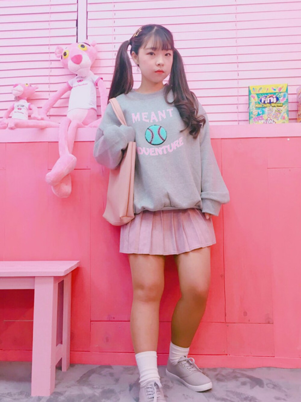 その他のスウェットを着用したレディースの冬コーディネートの1枚目の写真