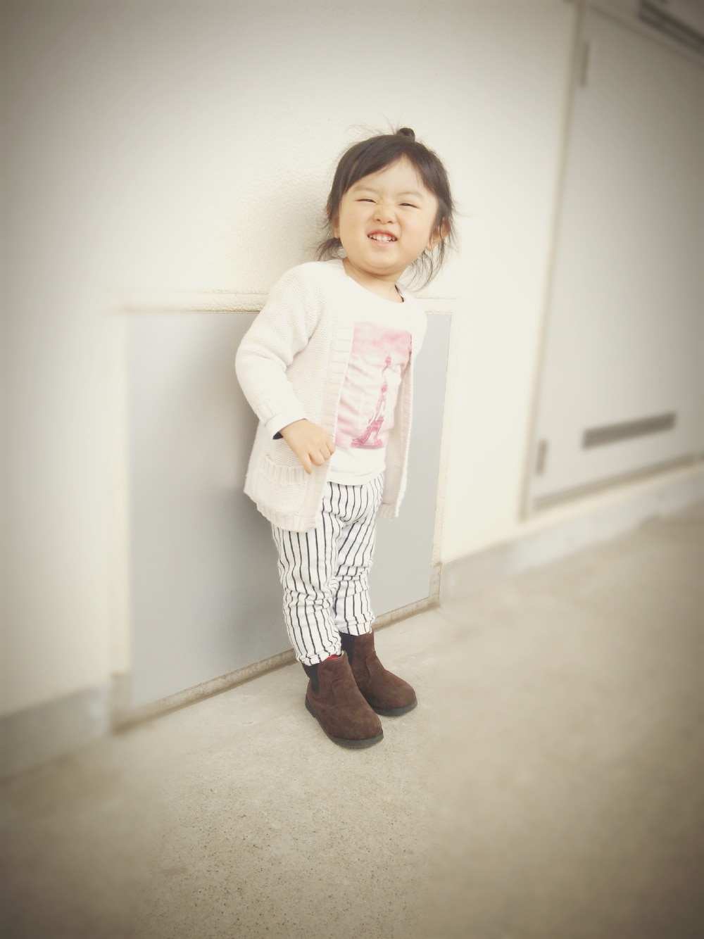 「2歳、おんなのこ、キッズファッション、プチプラ、サイドゴアブーツ、kids、カジュアル、春コーデ、girls、おだんごヘアー」｜「OLD NAVYのアイテム（トップス、ホワイト系）」を使った、RINA◡̈⃝❁﻿さん（キッズ・80cm）の冬コーディネートの1枚目の写真