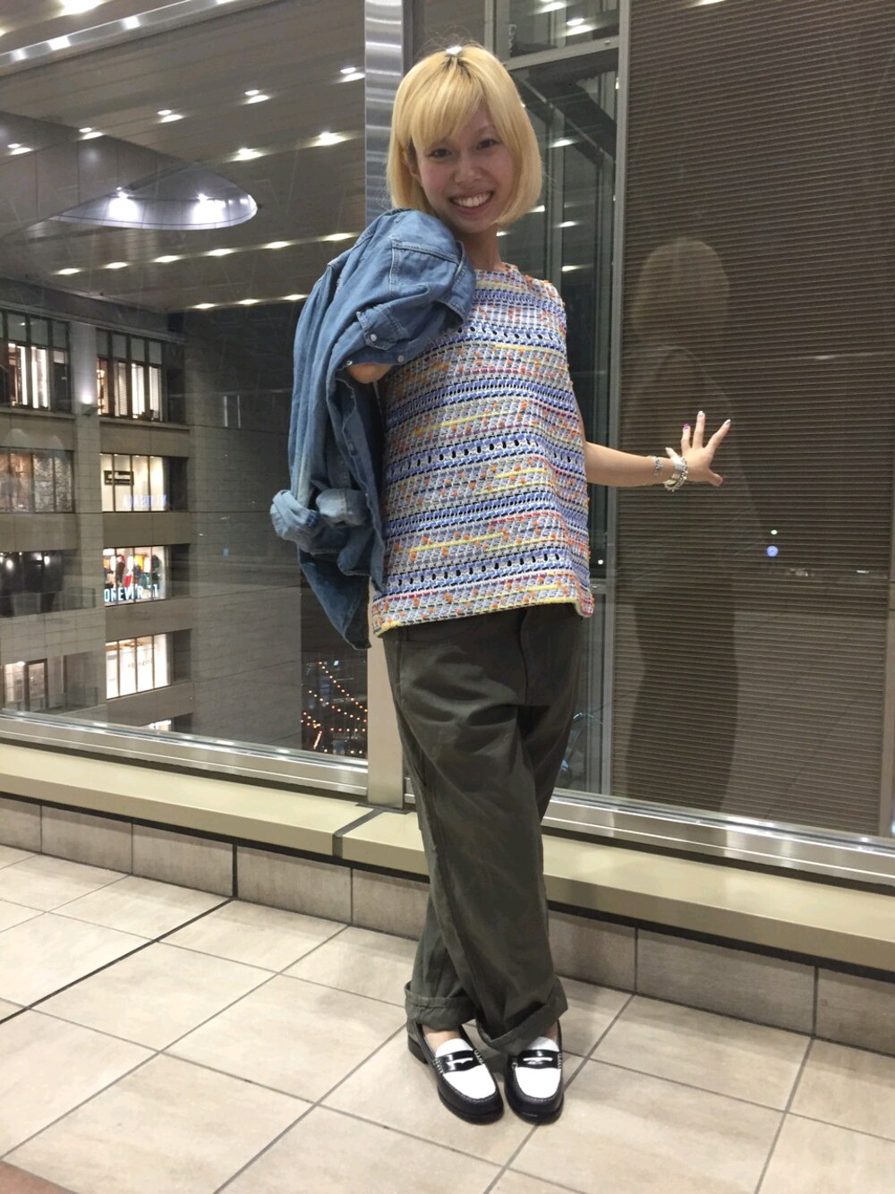 グリーン系のその他パンツ、ホワイト系のドレスシューズを着用したレディースの夏コーディネートの1枚目の写真