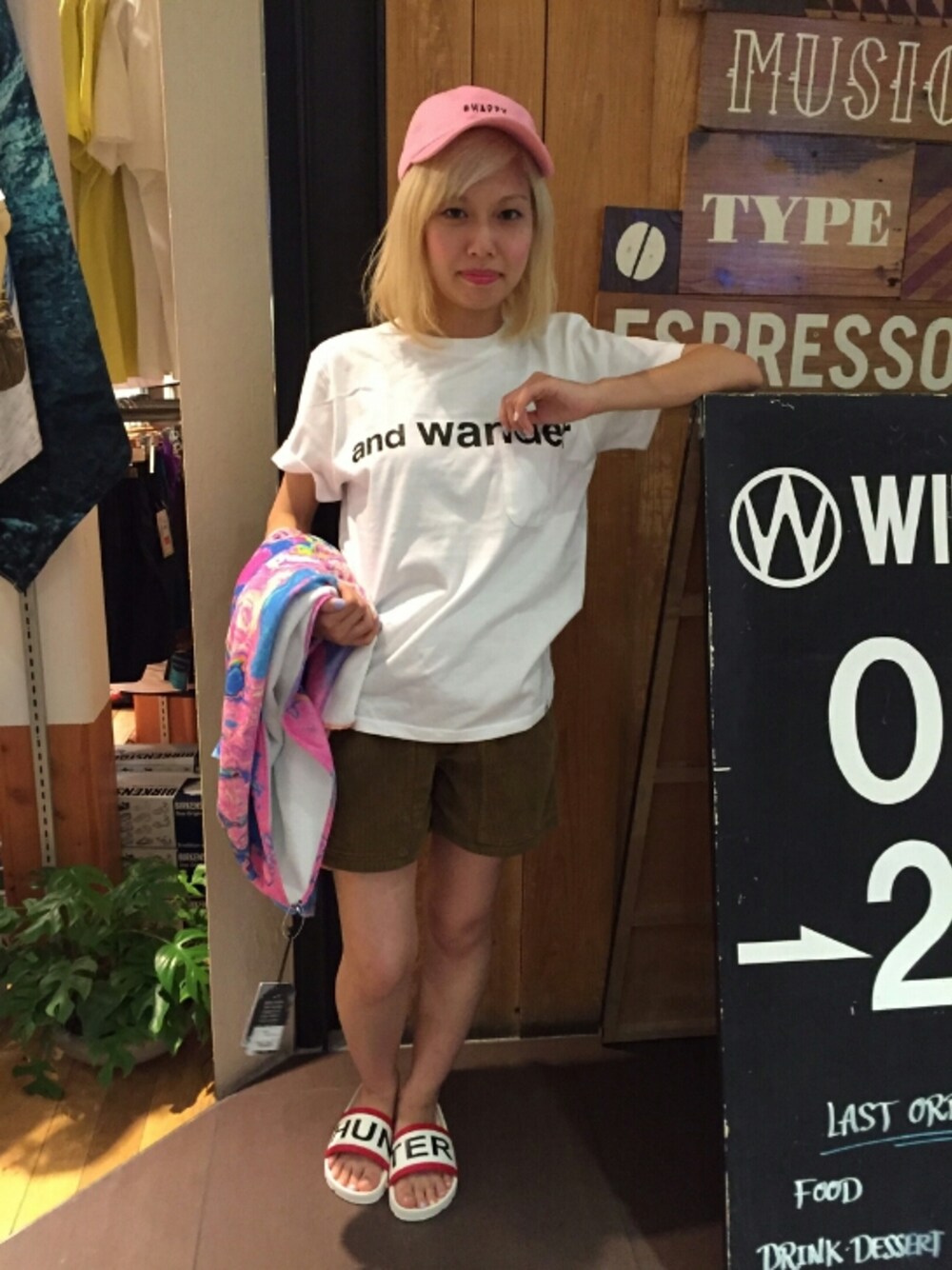 ホワイト系のTシャツ/カットソー、ホワイト系のサンダル、ブラウン系のその他パンツを着用したレディースの夏コーディネートの1枚目の写真