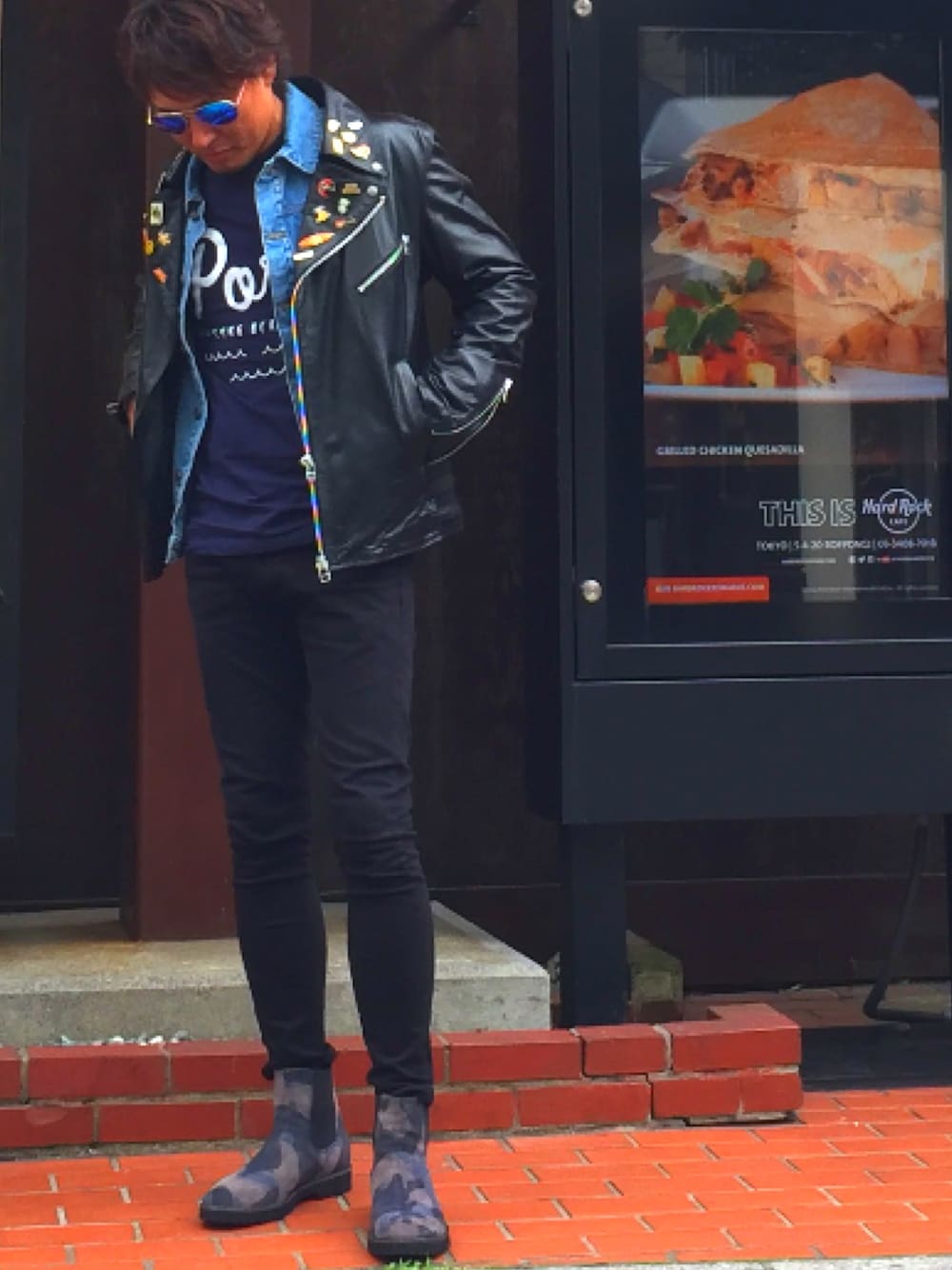 「glamb、DEUS EX MACHINA、ZARA MAN、boemos、ダブルライダース、レザージャケット、サイドゴアブーツ、ピンバッジ、PORT LONGBEACH、Hard rock cafe」｜「glambのRusty riders（ライダースジャケット、ブラック系）」を使った、MA-KUNさん（メンズ・184cm）の冬コーディネートの1枚目の写真