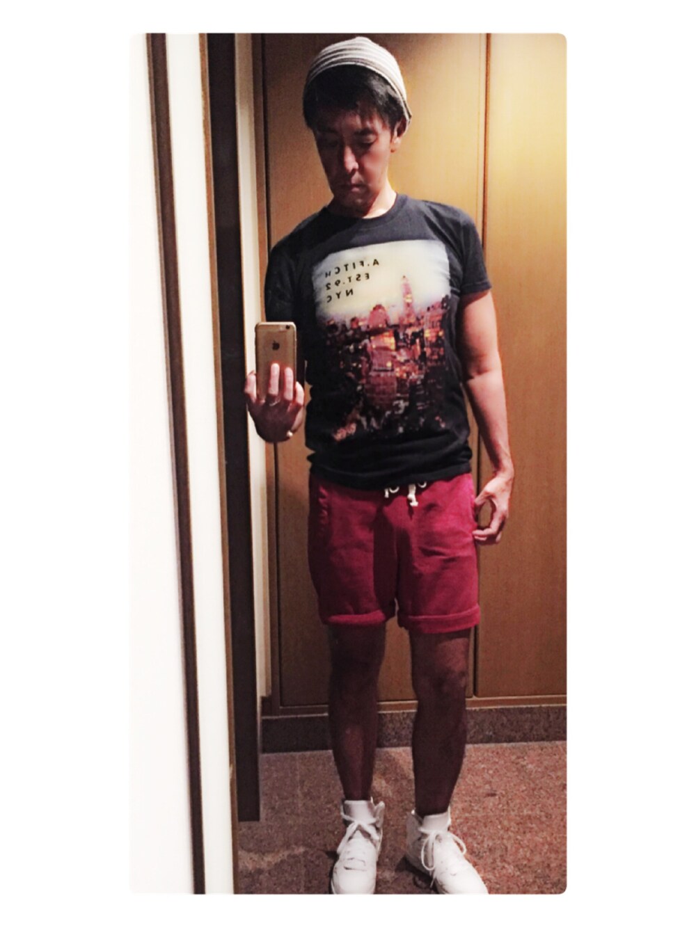 ブラック系のTシャツ/カットソー、レッド系のパンツを着用したメンズの夏コーディネートの1枚目の写真