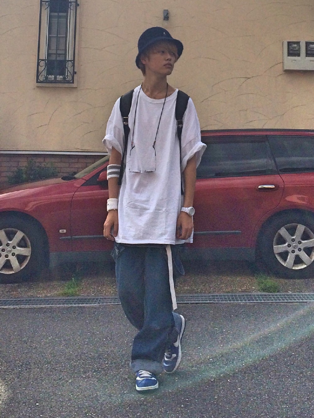 「ビッグシルエット、ロールアップ、ネックレス、バックパック、KANGOL、phatee、KAKA☆VAKA、NIKE」｜「KAKA☆VAKAのアイテム（Tシャツ/カットソー、ホワイト系）」を使った、ダイドウフミヤさん（メンズ・178cm）の秋コーディネートの1枚目の写真