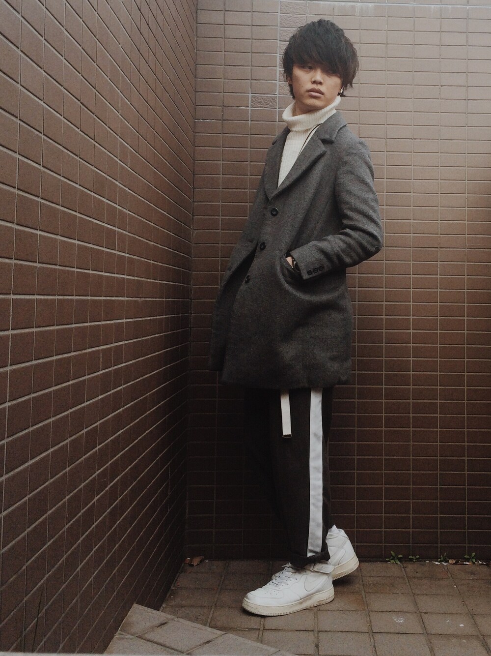 「グレー、チェスターコート、ラインスラックス、GU、COMME des GARCONS、白のタートルネック、タートルネックニット、タートルネック、白いニット、NIKE」｜「GUのアイテム（チェスターコート、グレー系）」を使った、ダイドウフミヤさん（メンズ・178cm）の春コーディネートの1枚目の写真