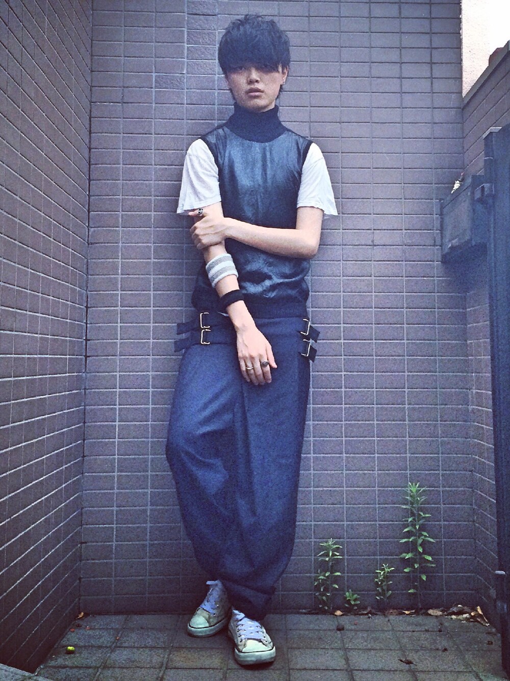「ノースリーブ、ハイネック、PRADA、GGD、ワイドパンツ、ワイドスラックス、ネイビー、ワントーンコーデ、白いスニーカー、リストバンド」｜「PRADAのアイテム（ニット/セーター、ブラック系）」を使った、ダイドウフミヤさん（メンズ・178cm）の夏コーディネートの1枚目の写真