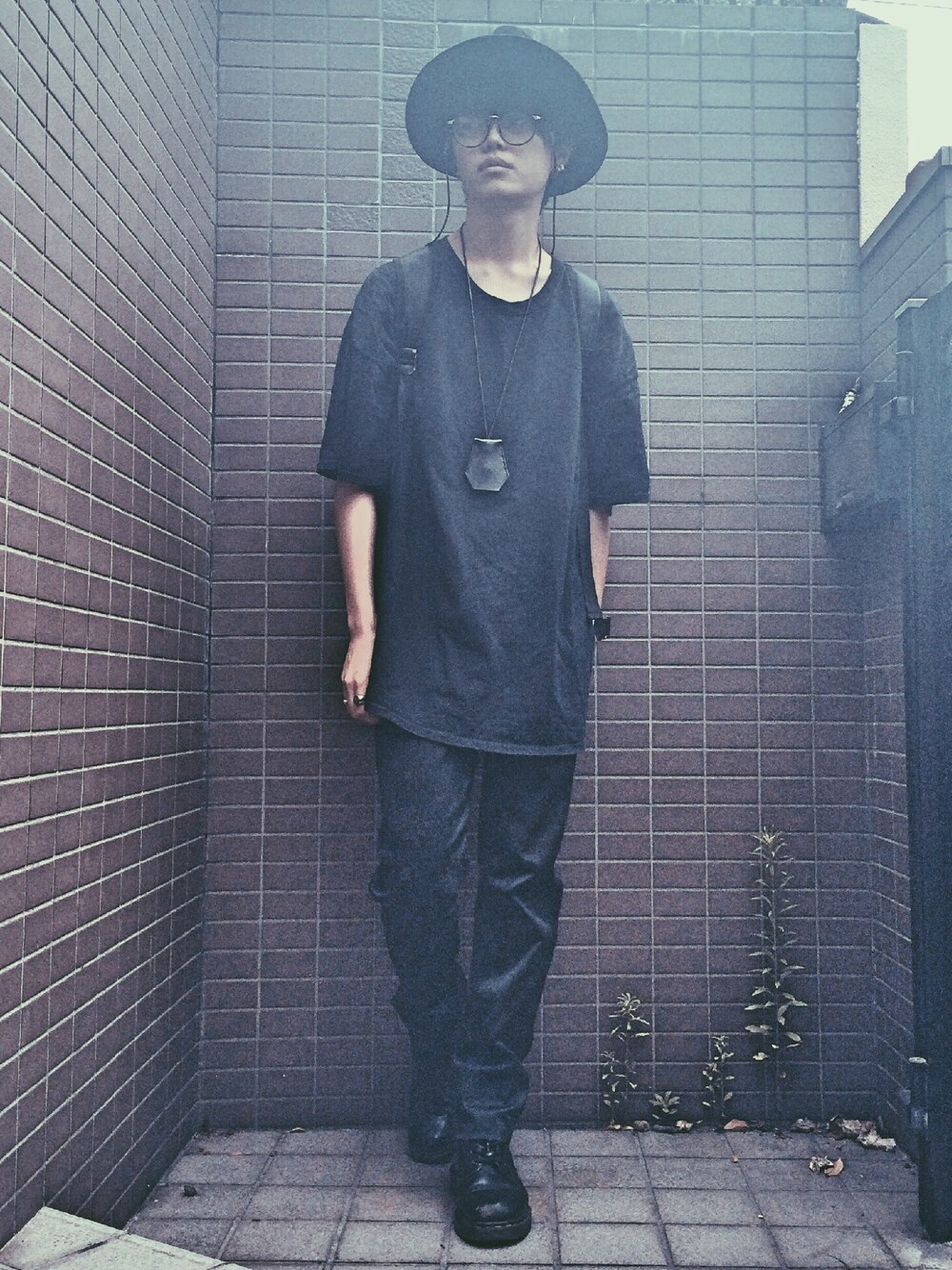 「オールブラック、ビッグシルエット、ツバ広ハット、めがね、ダテメガネ、MIHARAYASUHIRO、ビッグT、Dr.Martens」｜「KAKA☆VAKAのアイテム（Tシャツ/カットソー、ブラック系）」を使った、ダイドウフミヤさん（メンズ・178cm）の夏コーディネートの1枚目の写真