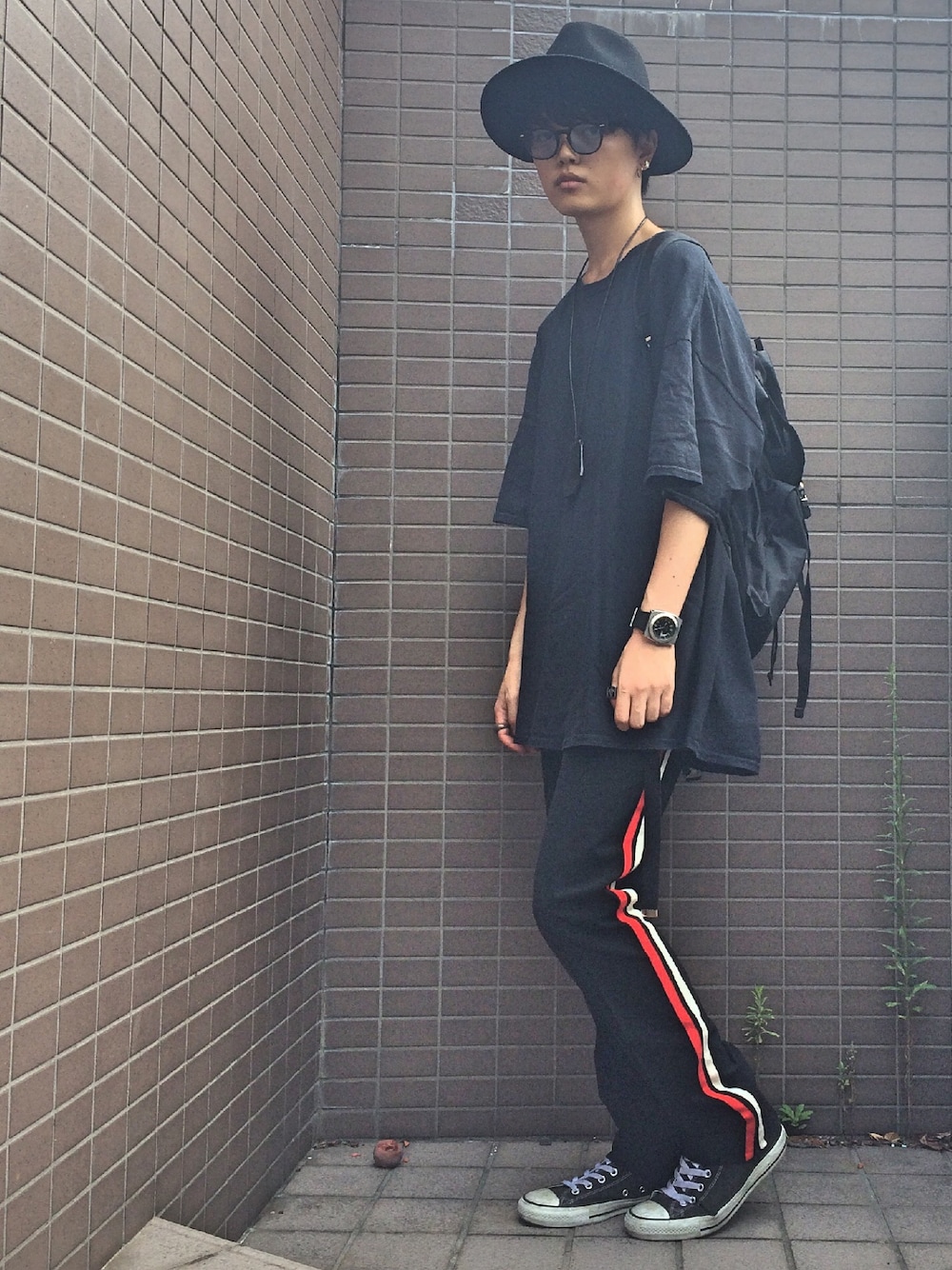 「ラインパンツ、スラックス、オールブラック、ツバ広ハット、サングラス、カラーレンズ、converse、ビッグT」｜「HUGO BOSSのアイテム（スラックス、ブラック系）」を使った、ダイドウフミヤさん（メンズ・178cm）の夏コーディネートの1枚目の写真
