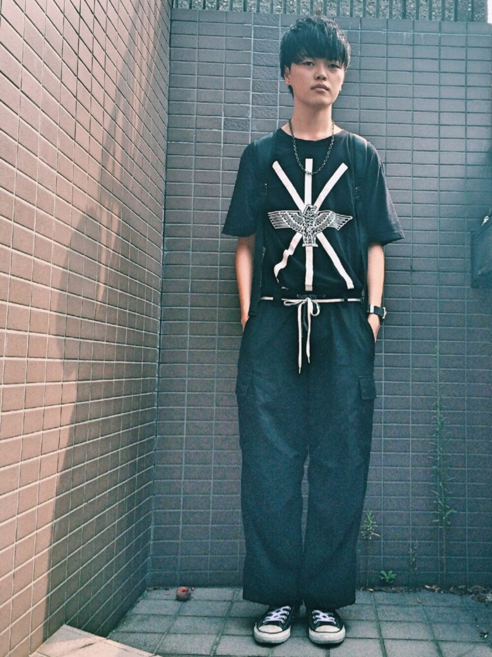 「オールブラック、タックイン、コンバース、converse、BOY LONDON、ワイドパンツ、チェーンネックレス」｜「BOY LONDONのアイテム（Tシャツ/カットソー、ブラック系）」を使った、ダイドウフミヤさん（メンズ・178cm）の夏コーディネートの1枚目の写真