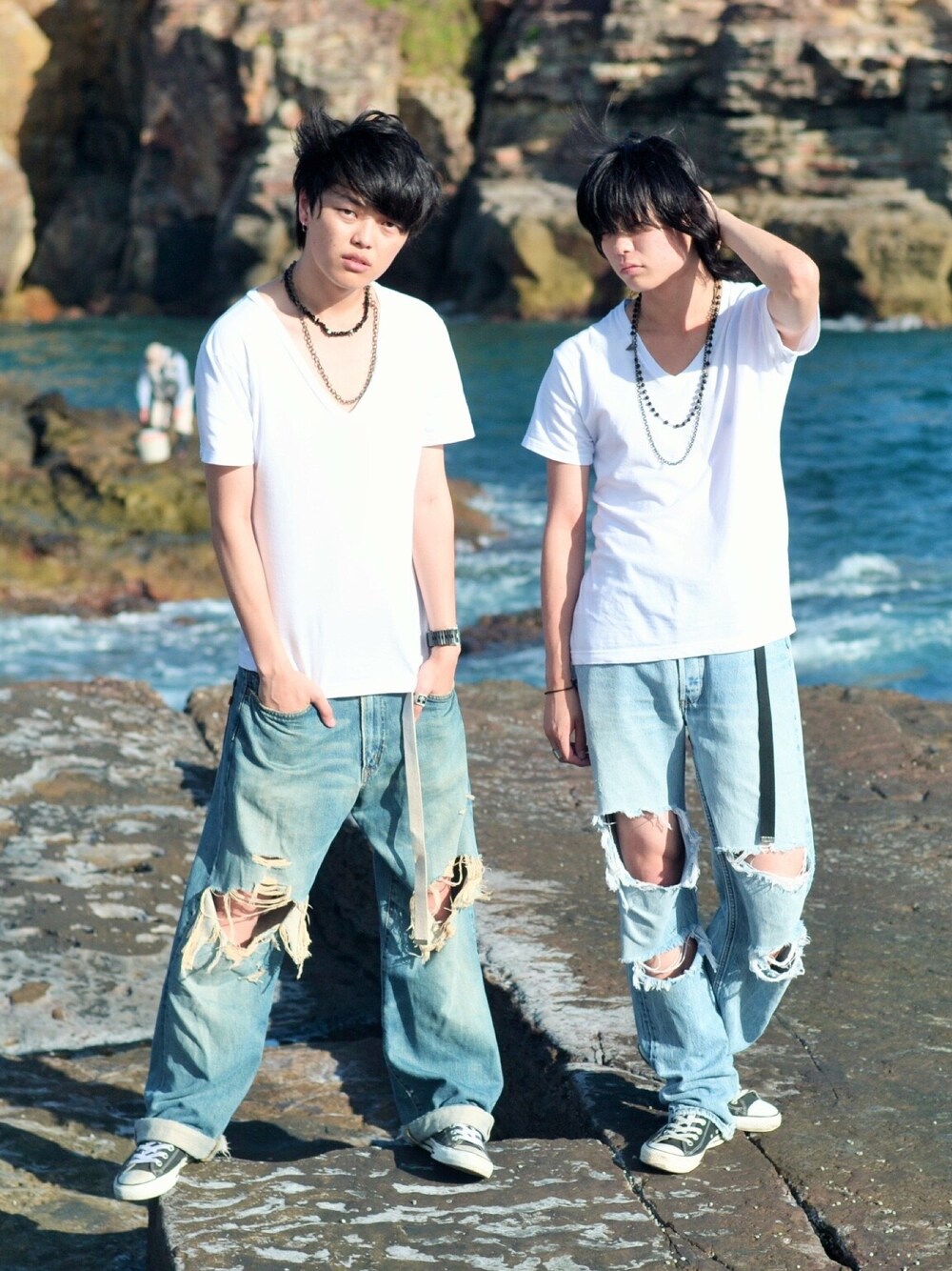 「白Tシャツ、Vネック、ダメージデニムパンツ、コンバース、converse、シンプル、アクセサリー、グランジ」｜「American ApparelのAmerican Apparel Fine Jersey V-neck T-shirt（Tシャツ/カットソー、ホワイト系）」を使った、ダイドウフミヤさん（メンズ・178cm）の秋コーディネートの1枚目の写真
