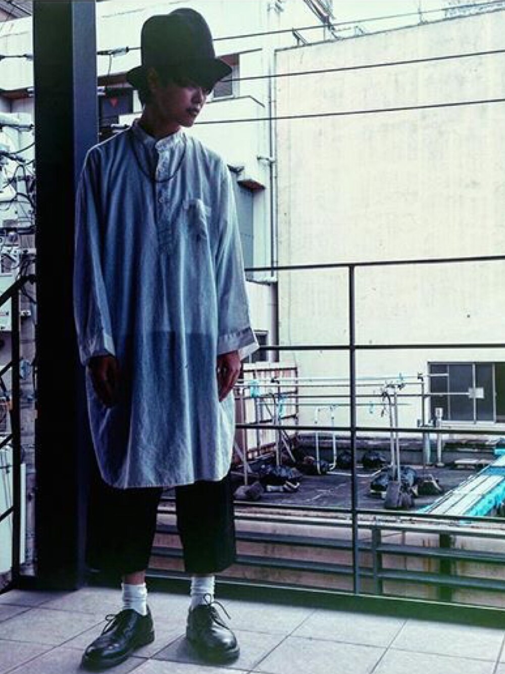 「秋のコーデ、秋服、秋コーデ、ロングシャツ、ツバ広ハット、マウンテンハット、Dr.Martens、サルエルパンツ」｜「CA4LAのアイテム（ハット、ブラック系）」を使った、ダイドウフミヤさん（メンズ・178cm）の秋コーディネートの1枚目の写真