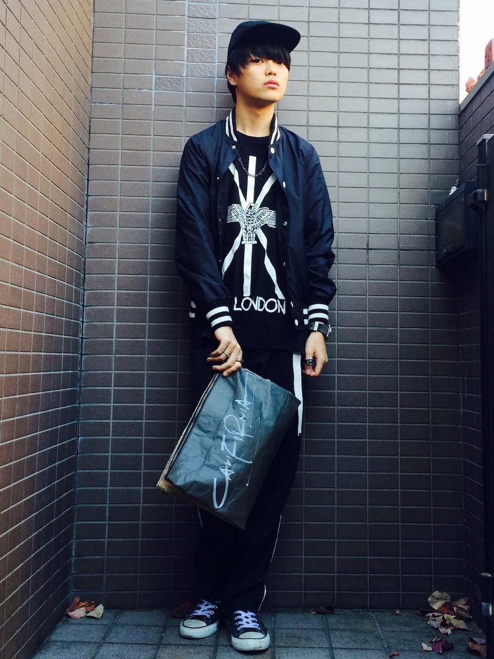 「オールブラック、モノトーン、ブラック×ホワイト、秋のコーデ、秋服、ブルゾン、converse、ラインパンツ」｜「NEONSIGNのアイテム（キャップ、ブラック系）」を使った、ダイドウフミヤさん（メンズ・178cm）の秋コーディネートの1枚目の写真