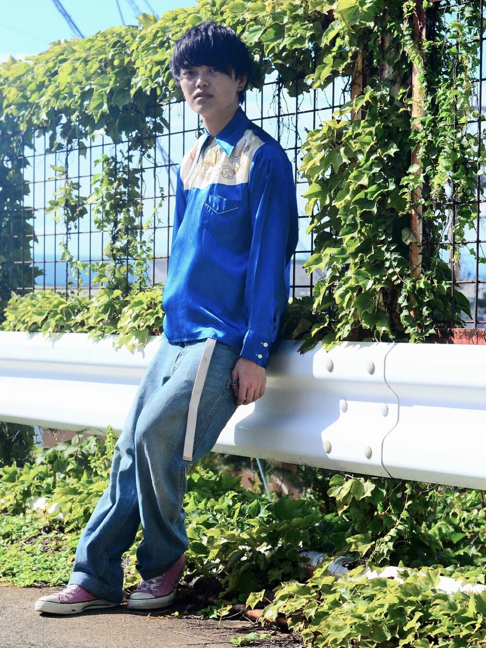 「converse、デニム、秋のコーデ、秋服、秋コーデ、ピンク、スカジャン、刺繍」｜「VINTAGEのアイテム（シャツ/ブラウス、ブルー系）」を使った、ダイドウフミヤさん（メンズ・178cm）の秋コーディネートの1枚目の写真