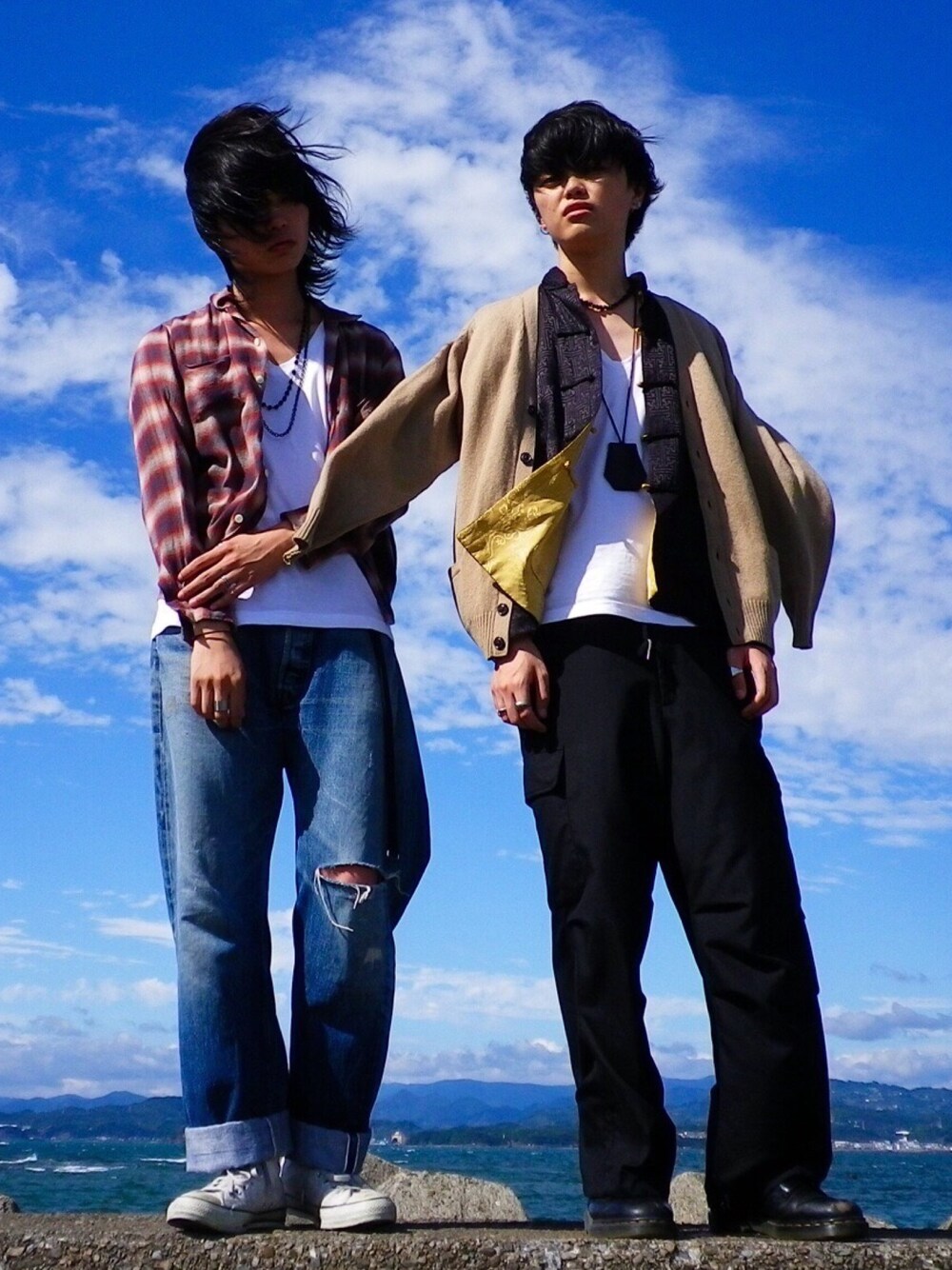 「チャイナシャツ、Dr.Martens、肩掛けカーデ、秋のコーデ、秋服」｜「VINTAGEのアイテム（シャツ/ブラウス、ブラック系）」を使った、ダイドウフミヤさん（メンズ・178cm）の秋コーディネートの1枚目の写真