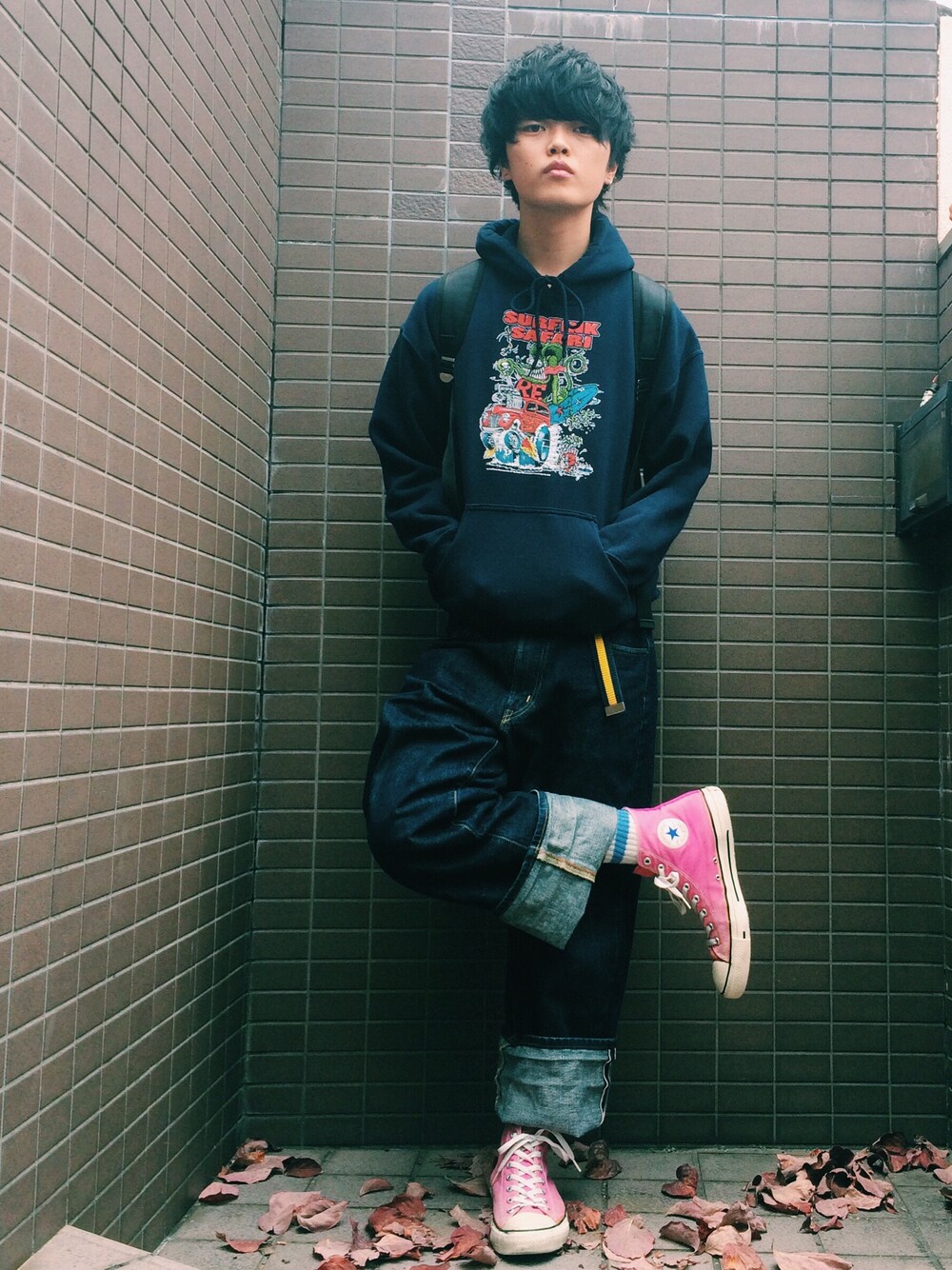 「秋のコーデ、秋服、パーカー、プルオーバー、ratfink、デニム、ピンク、アメカジ、カジュアル、converse」｜「VINTAGEのアイテム（パーカー、ブラック系）」を使った、ダイドウフミヤさん（メンズ・178cm）の秋コーディネートの1枚目の写真