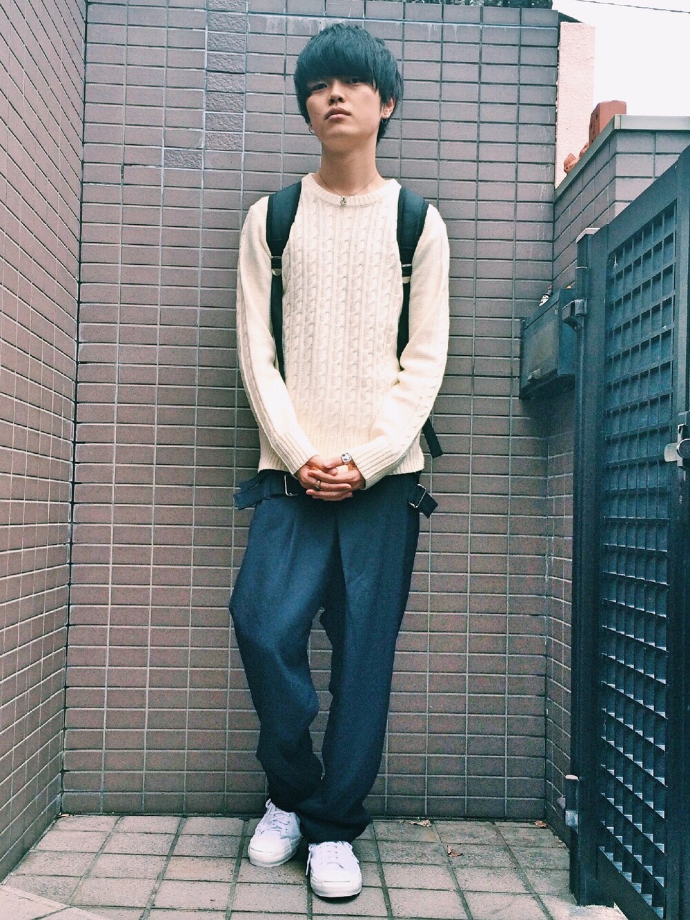 「秋のコーデ、秋服、白ニット、ケーブルニット、converse、JACKPURCELL、白×ネイビー、白いスニーカー」｜「RAF SIMONSのアイテム（ニット/セーター、ホワイト系）」を使った、ダイドウフミヤさん（メンズ・178cm）の秋コーディネートの1枚目の写真