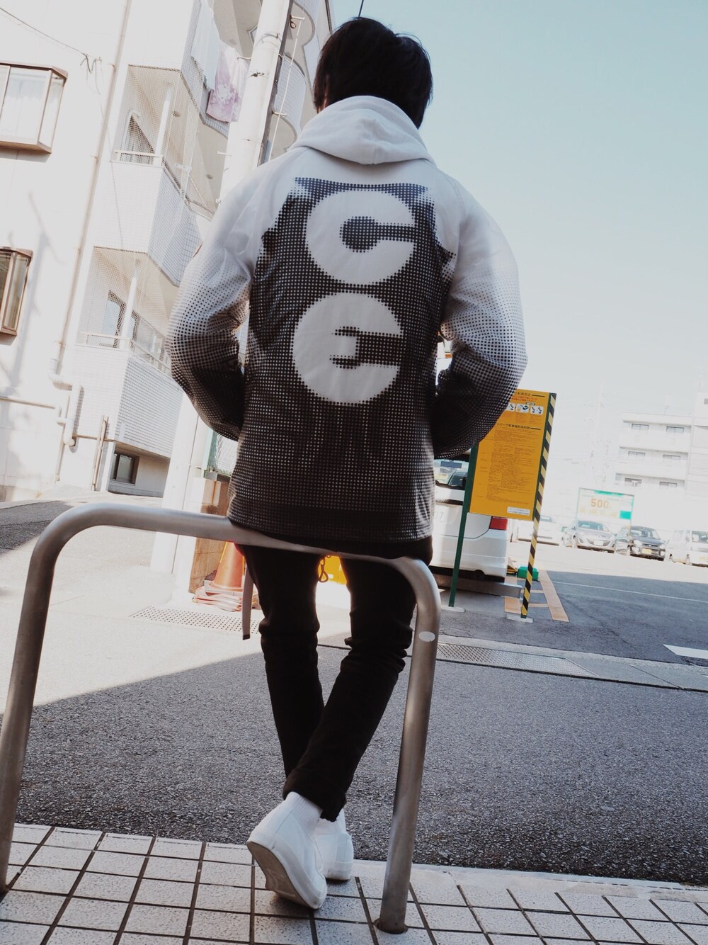 「cavempt、スケータースタイル、コーチジャケット、コンバース、converse、JACKPURCELL、モノトーン、白×黒、パーカー、白いスニーカー」｜「C.Eのアイテム（その他アウター、ブラック系）」を使った、ダイドウフミヤさん（メンズ・178cm）の冬コーディネートの1枚目の写真