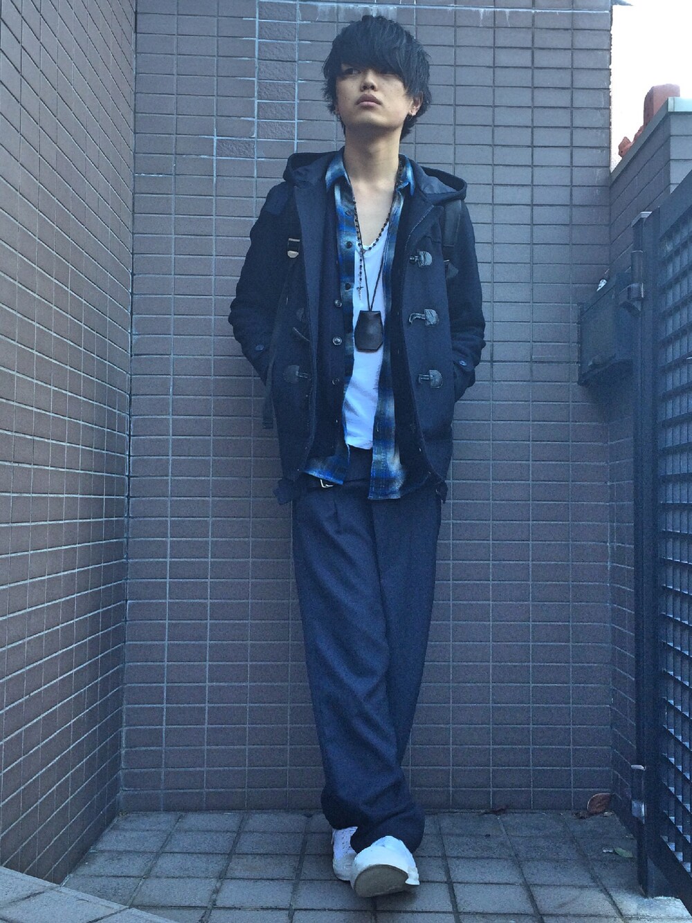 「冬、ダッフルコート、チェックシャツ、白いスニーカー、converse、JACKPURCELL、ネイビー、ワイドパンツ、nahezu gleich、アクセサリー」｜「ACNEのアイテム（ダッフルコート、ブラック系）」を使った、ダイドウフミヤさん（メンズ・178cm）の冬コーディネートの1枚目の写真