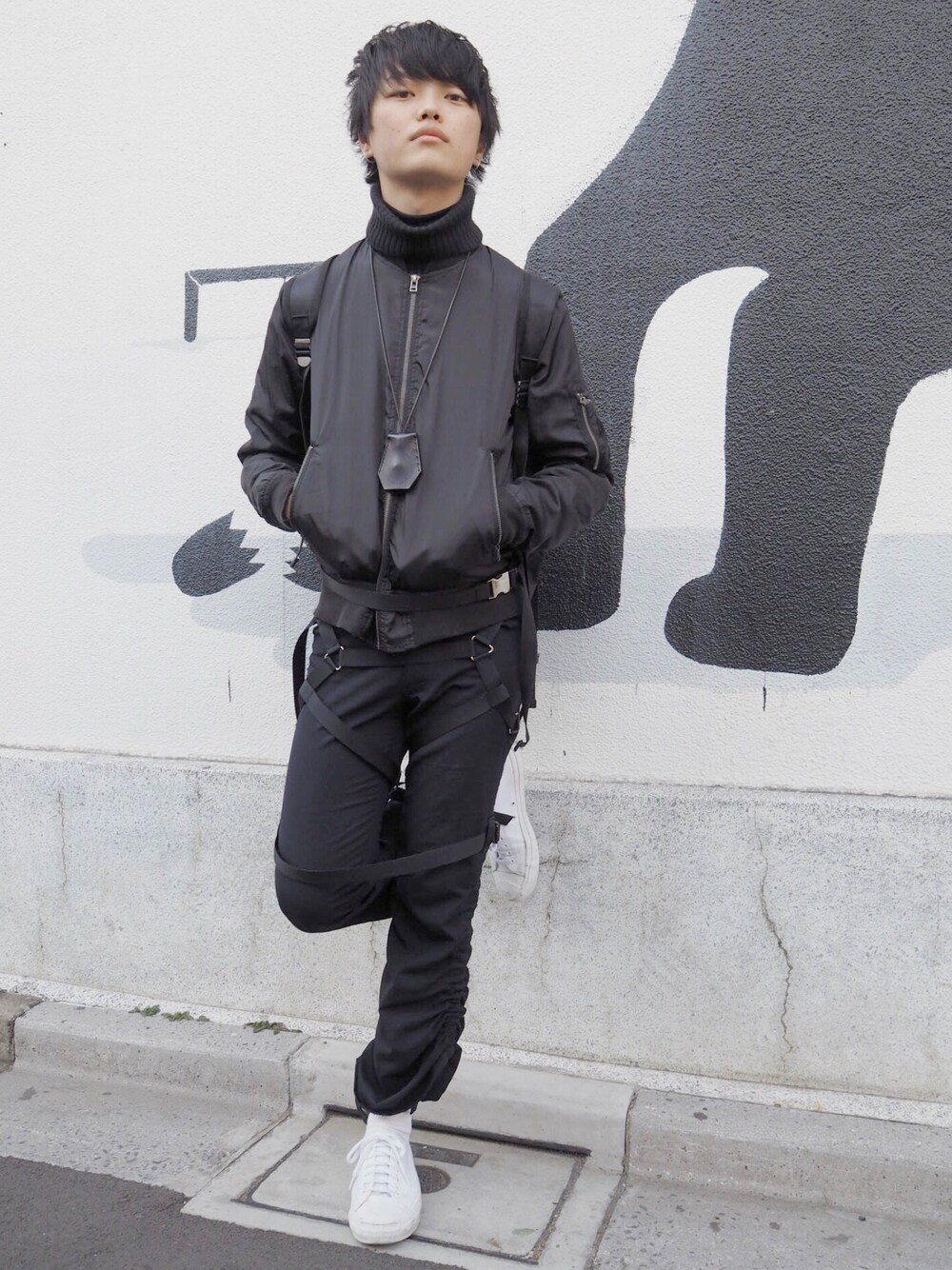 「オールブラック、モノトーン、白いスニーカー、converse、ジャックパーセル、MA-1、ハイネック、タートルネック、ニット、黒リュック」｜「JUNYA WATANABE COMME des GARCONSのアイテム（その他パンツ、ブラック系）」を使った、ダイドウフミヤさん（メンズ・178cm）の冬コーディネートの1枚目の写真