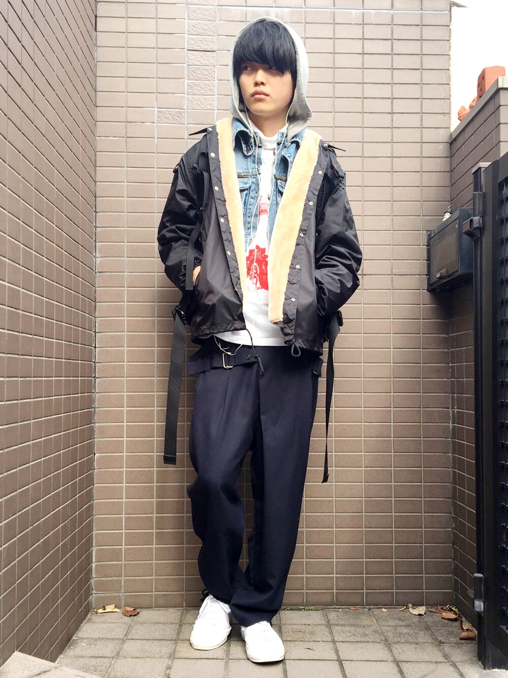 「コーチジャケット、デニムベスト、春、白Tシャツ、ワイドパンツ、コンバース、converse、白いスニーカー」｜「COMME des GARCONSのアイテム（ナイロンジャケット、ブラック系）」を使った、ダイドウフミヤさん（メンズ・178cm）の冬コーディネートの1枚目の写真