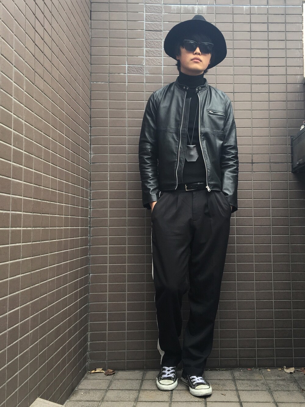 「オールブラック、レザージャケット、ツバ広ハット、converse、コンバース、ラインパンツ、サングラス、ハイネック、春」｜「yotsubaのアイテム（ハット、ブラック系）」を使った、ダイドウフミヤさん（メンズ・178cm）の冬コーディネートの1枚目の写真