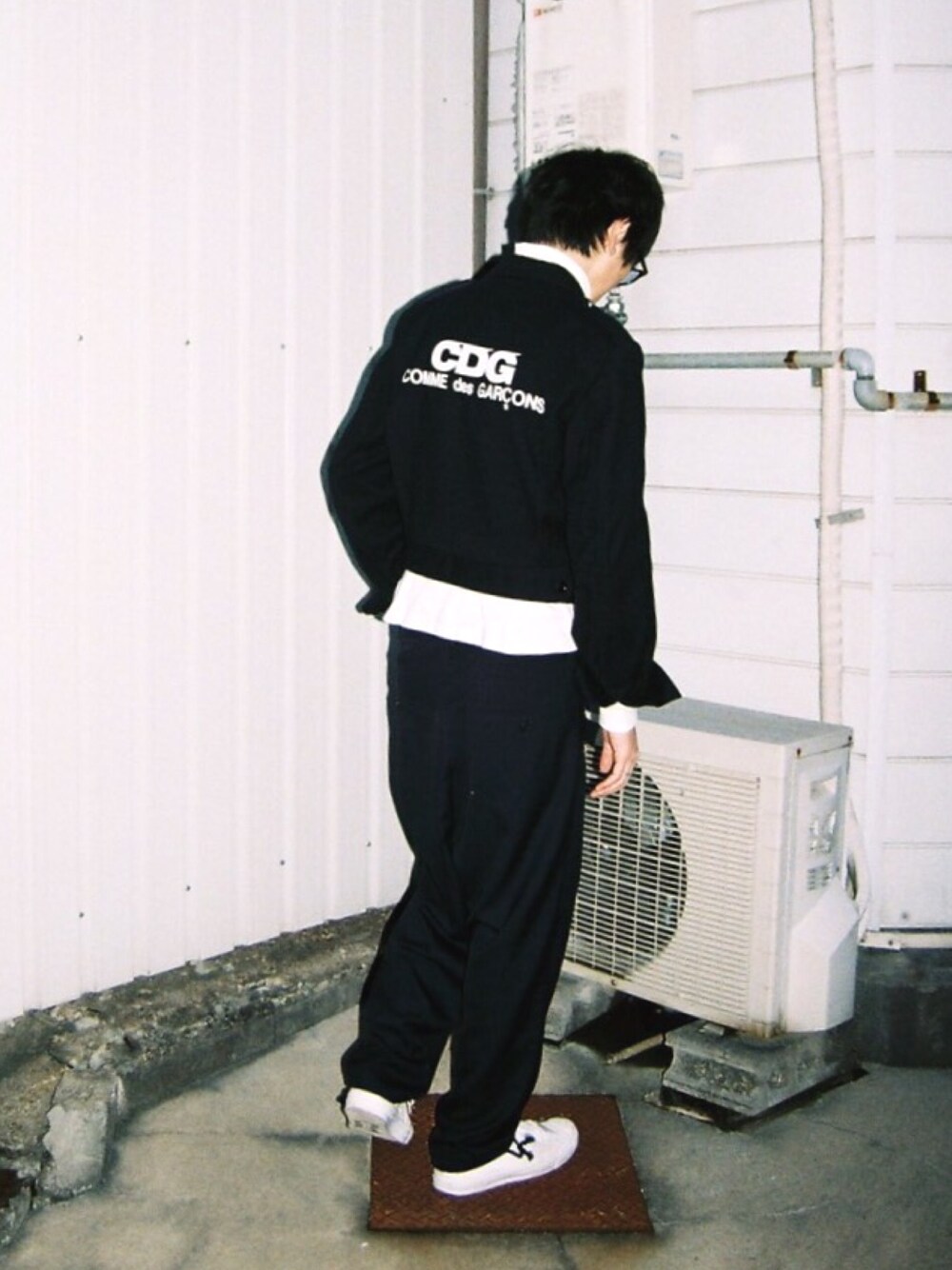 「春、春コーデ、ネイビー、ハイネック、ショート丈トップス、コンバース、converse、jack purcell」｜「COMME des GARCONSのアイテム（ミリタリージャケット、ブルー系）」を使った、ダイドウフミヤさん（メンズ・178cm）の冬コーディネートの1枚目の写真