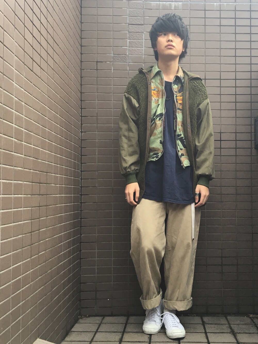 「古着、ヴィンテージ、ミリタリー、スカジャン、ワイドパンツ、白いスニーカー、converse、コンバース、春コーデ」｜「VINTAGEのアイテム（ジャケット/アウター、グリーン系）」を使った、ダイドウフミヤさん（メンズ・178cm）の冬コーディネートの1枚目の写真