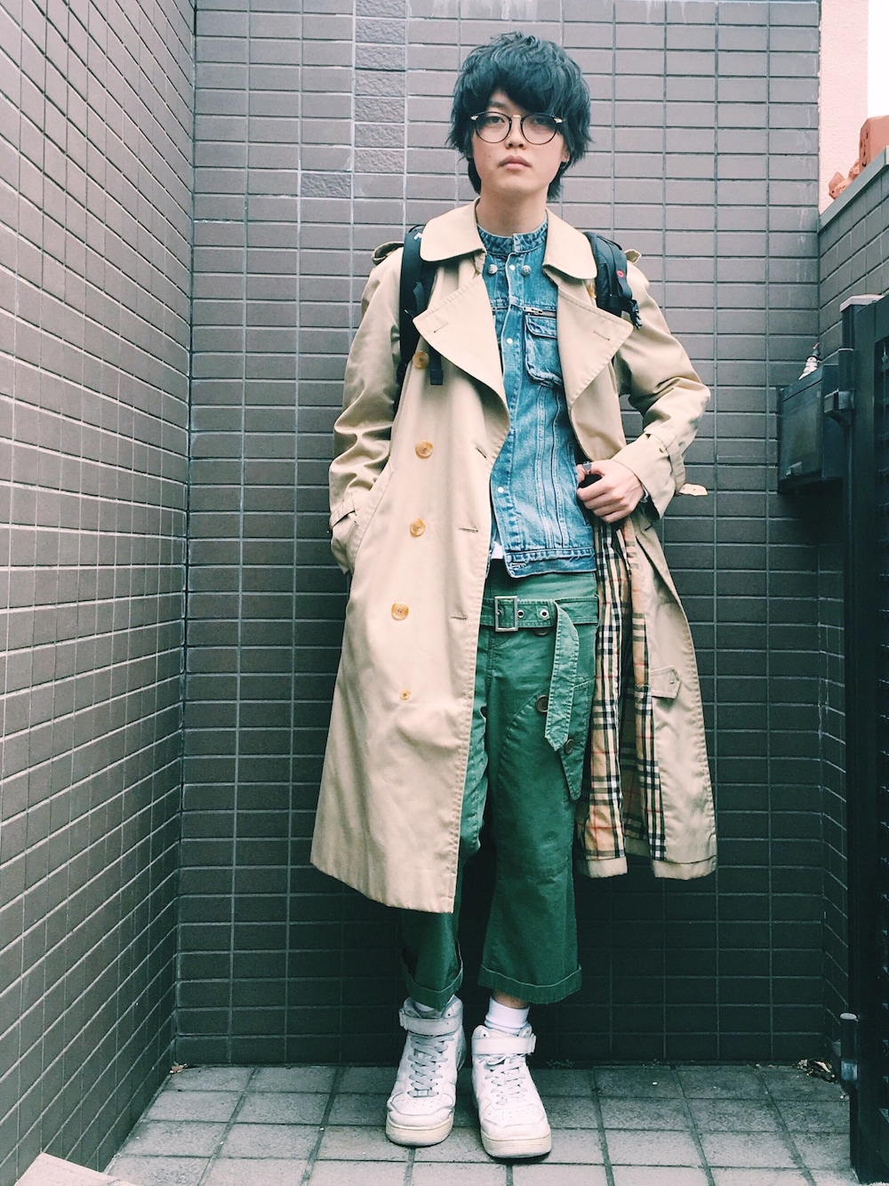 「春コーデ、春、トレンチコート、デニム、デニムベスト、カーゴパンツ、ダテメガネ、NIKE、白いスニーカー、シロソックス」｜「BURBERRYのアイテム（トレンチコート、ベージュ系）」を使った、ダイドウフミヤさん（メンズ・178cm）の春コーディネートの1枚目の写真