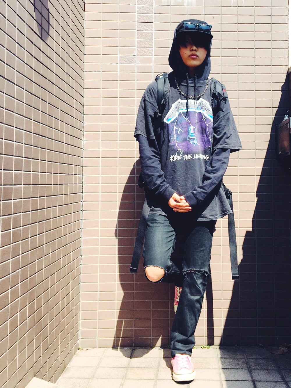 「バンドT、オールブラック、サングラス、キャップ、converse、ピンク、スニーカー、春コーデ、春、パーカー」｜「VINTAGEのアイテム（Tシャツ/カットソー、ブラック系）」を使った、ダイドウフミヤさん（メンズ・178cm）の春コーディネートの1枚目の写真