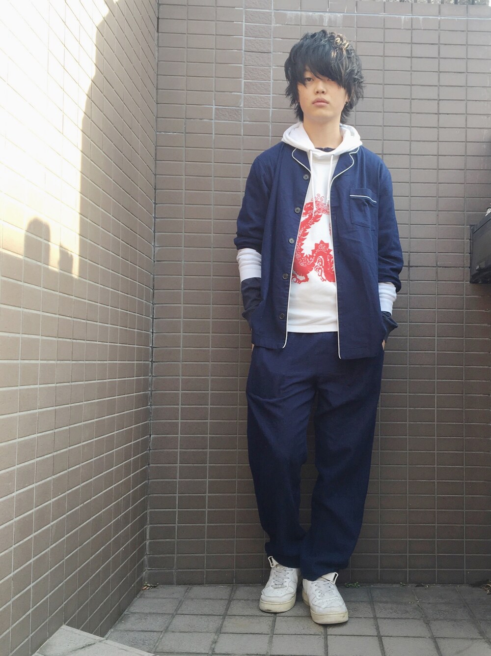 「春コーデ、春、GU、プチプラ、ネイビー、NIKE、プリントT、セットアップ、パジャマ、白いスニーカー」｜「SASQUATCHfabrix.のアイテム（Tシャツ/カットソー、ホワイト系）」を使った、ダイドウフミヤさん（メンズ・178cm）の春コーディネートの1枚目の写真