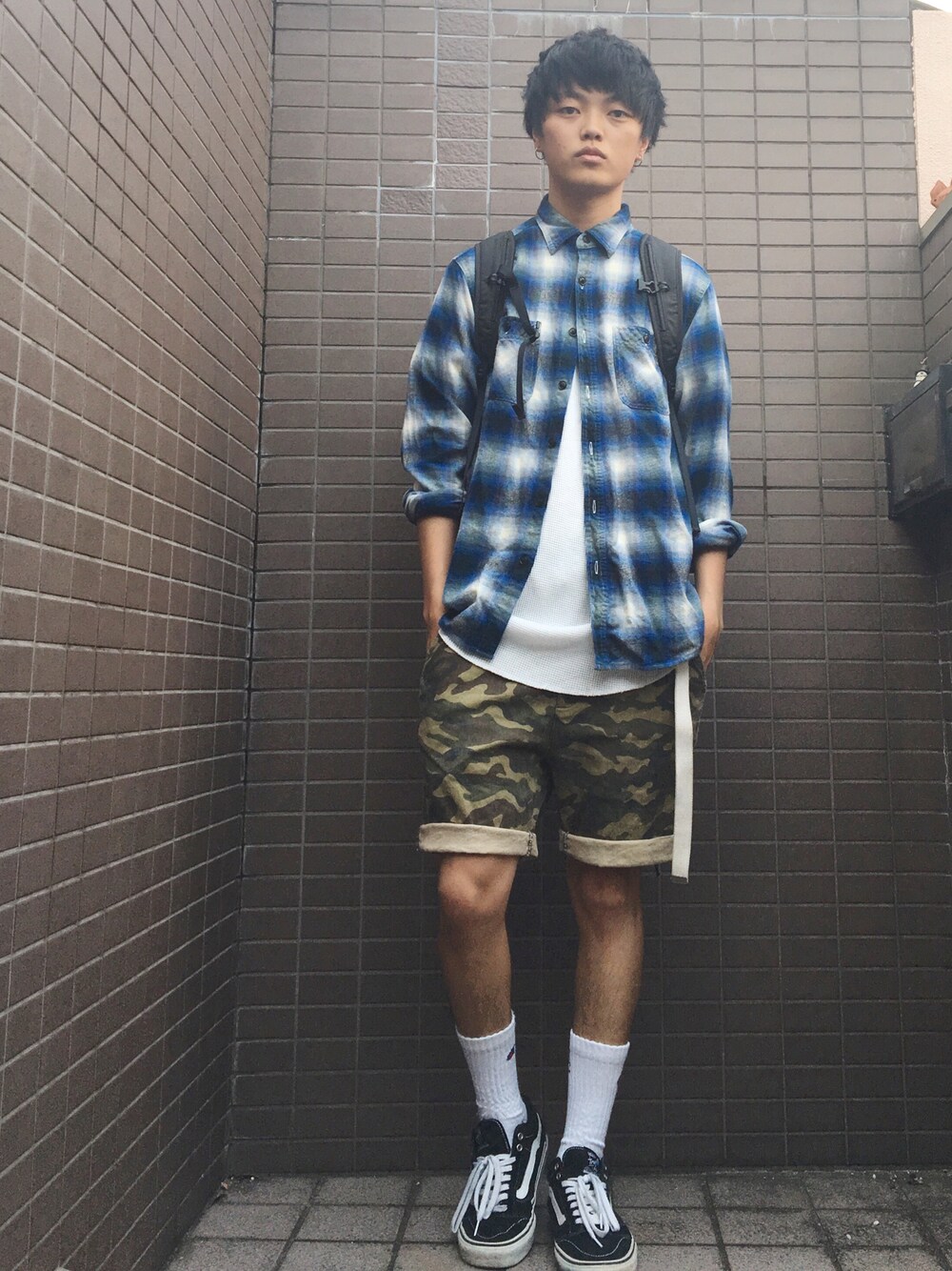 「夏、レイヤードスタイル、チェックシャツ、ショートパンツ、カモフラ、VANS、スニーカー、スケータースタイル、白Tシャツ、白ソックス」｜「ARROWのアイテム（シャツ/ブラウス、ブルー系）」を使った、ダイドウフミヤさん（メンズ・178cm）の夏コーディネートの1枚目の写真