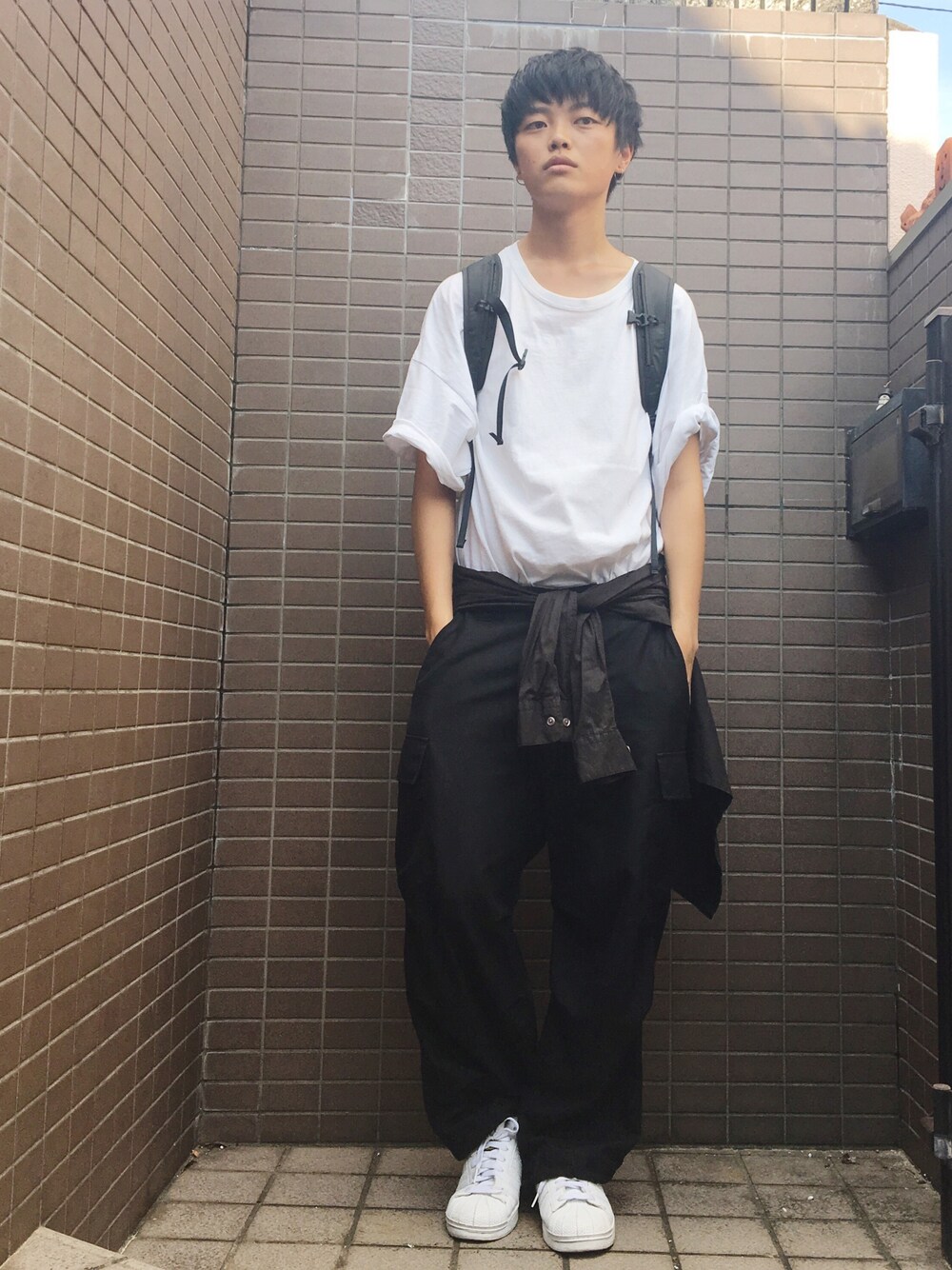 「夏コーデ、Tシャツ、白Tシャツ、白いスニーカー、adidas、ワイドパンツ、モノトーン、白スニーカー、腰巻きスタイル、シンプル」｜「VINTAGEのアイテム（Tシャツ/カットソー、ホワイト系）」を使った、ダイドウフミヤさん（メンズ・178cm）の夏コーディネートの1枚目の写真