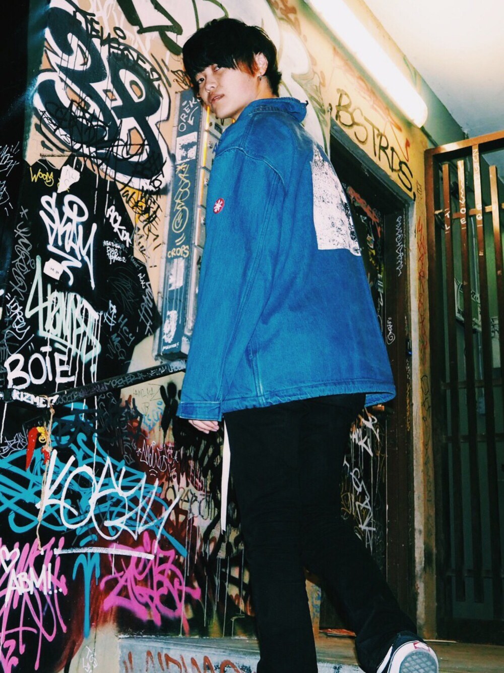 「ootd、デニム、スキニー、黒スキニー、VANS、スニーカー、秋のコーデ、秋コーデ」｜「C.Eのアイテム（トップス、ブルー系）」を使った、ダイドウフミヤさん（メンズ・180cm）の秋コーディネートの1枚目の写真