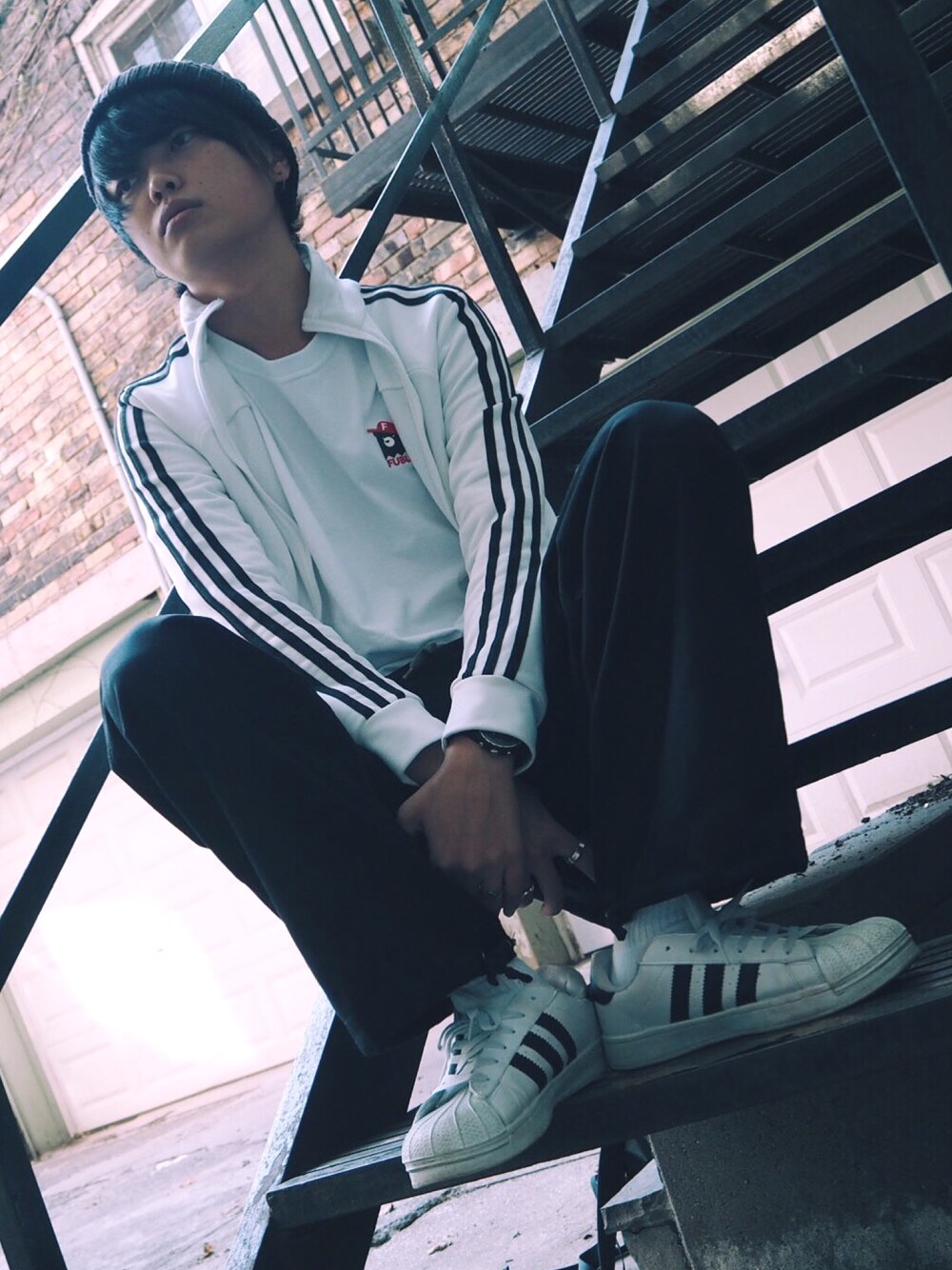 「アディダス、スーパースター、ジャージ、ニット帽、スニーカー、ストリート、秋のコーデ」｜「adidasのアイテム（ナイロンジャケット、ホワイト系）」を使った、ダイドウフミヤさん（メンズ・180cm）の秋コーディネートの1枚目の写真