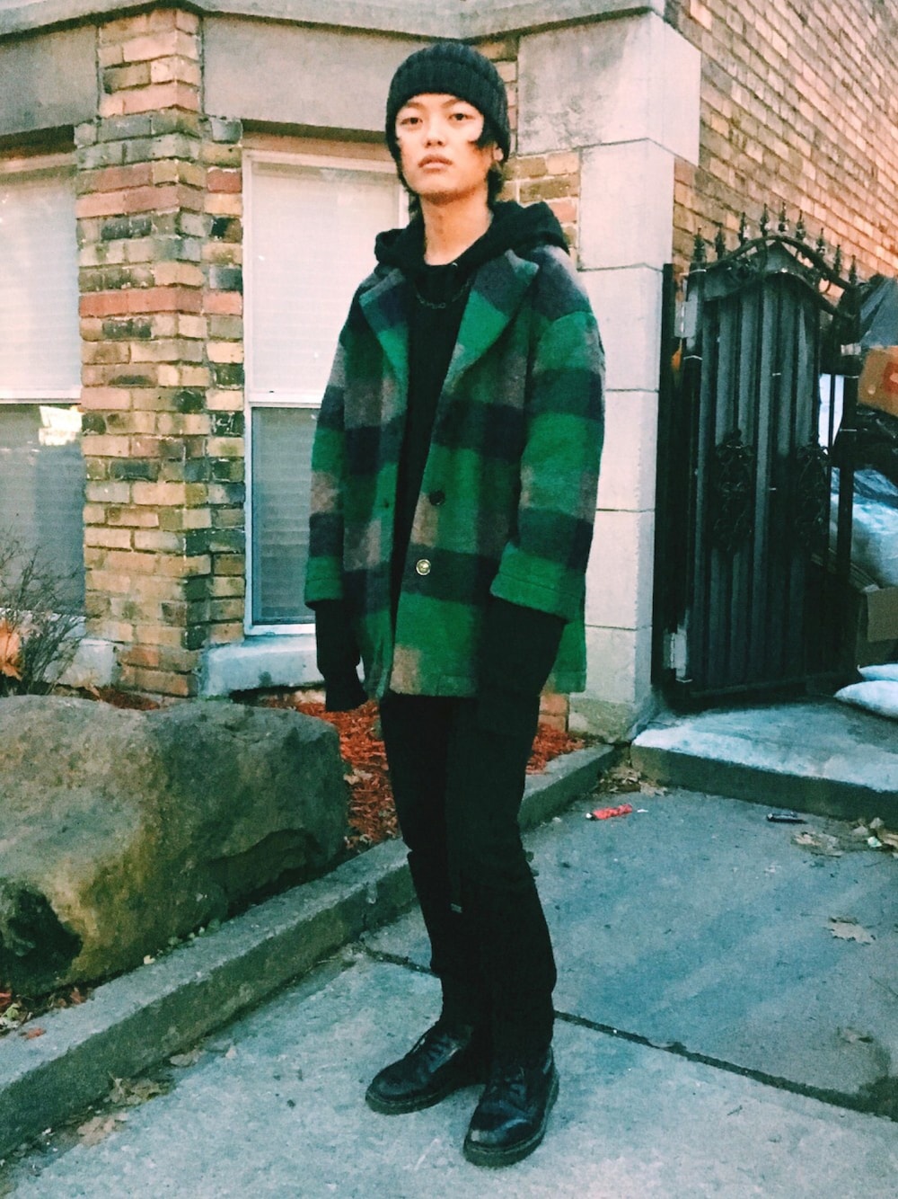 「ootd、冬、Dr.Martens、パーカー、ニット帽、スキニーデニム、黒スキニー、革靴、ビッグシルエット、winter」｜「TTT MSWのTTT_MSW LOGO PARKA（パーカー、ブラック系）」を使った、ダイドウフミヤさん（メンズ・180cm）の秋コーディネートの1枚目の写真