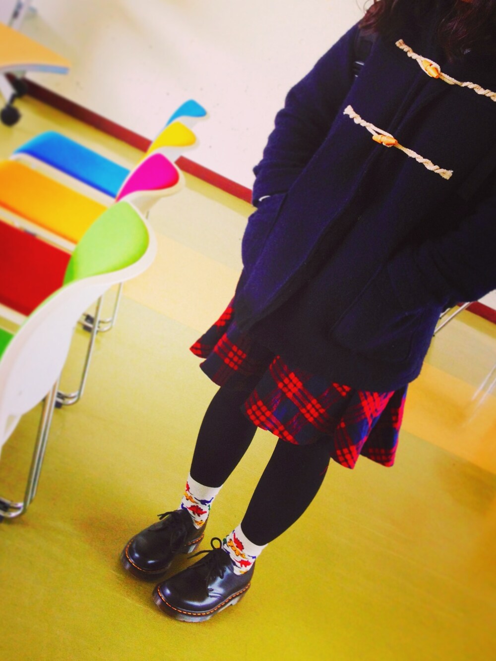 「Dr.Martens、チェックスカート」｜「Dr. Martensの3ホールシューズ（その他シューズ、ブラック系）」を使った、AIKAさん（レディース・159cm）の冬コーディネートの1枚目の写真