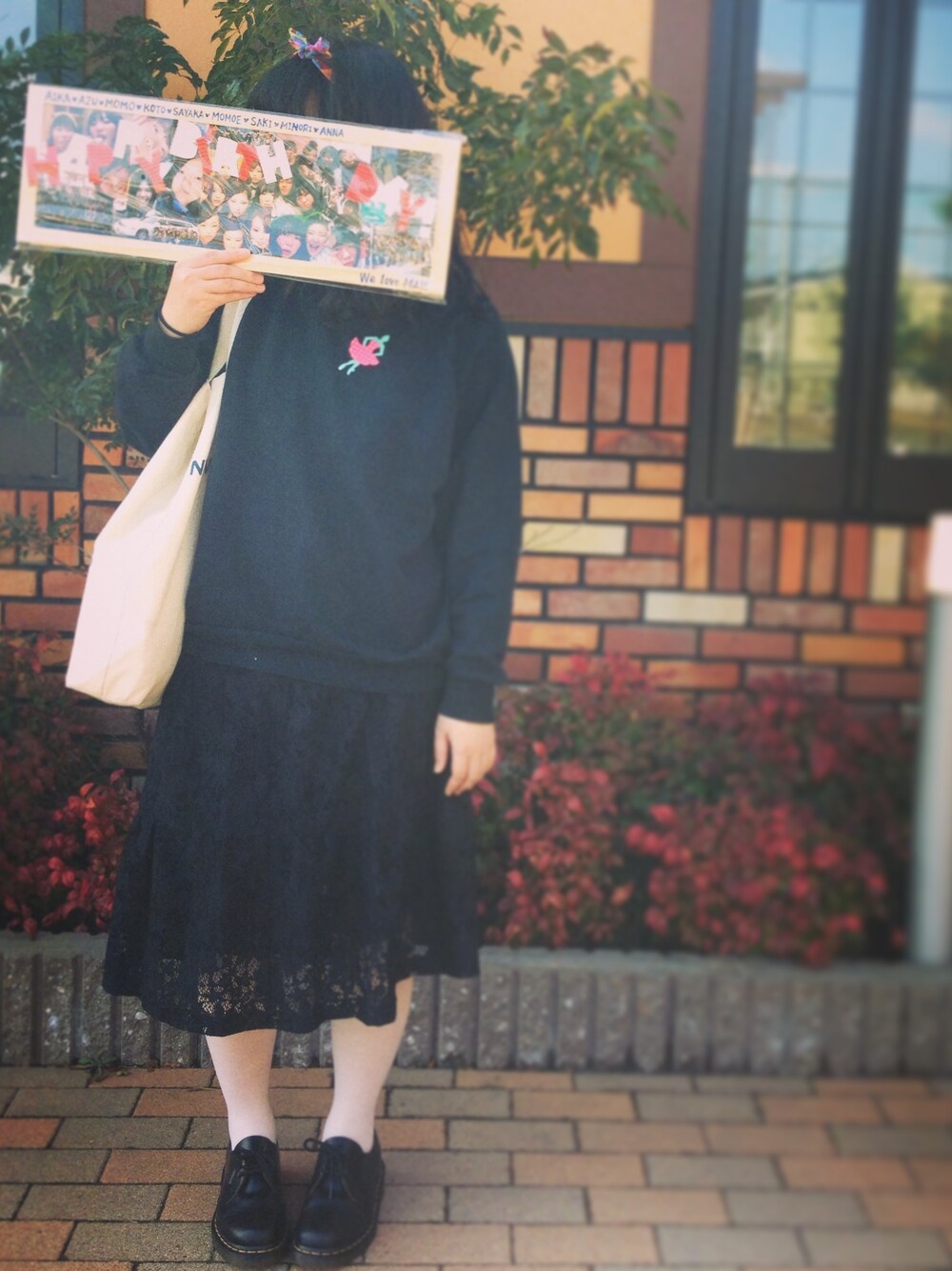 「白黒、白タイツ、バンダナ」｜「小物たち（バッジ、レッド系）」を使った、AIKAさん（レディース・159cm）の春コーディネートの1枚目の写真