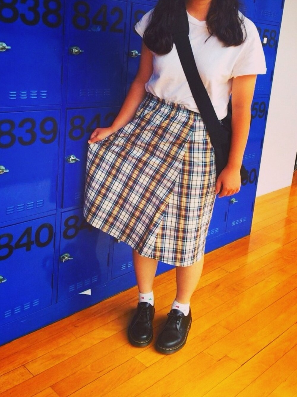 「秋のコーデ、Dr.Martens、Manhattan Portage、チェックスカート、ciaopanic、白トップス、niko and ...、ふたつむすび、学生にもどりたい」｜「Manhattan PortageのVintage Messenger　(MP1606VJR)（ショルダーバッグ、ブラック系）」を使った、AIKAさん（レディース・159cm）の秋コーディネートの1枚目の写真