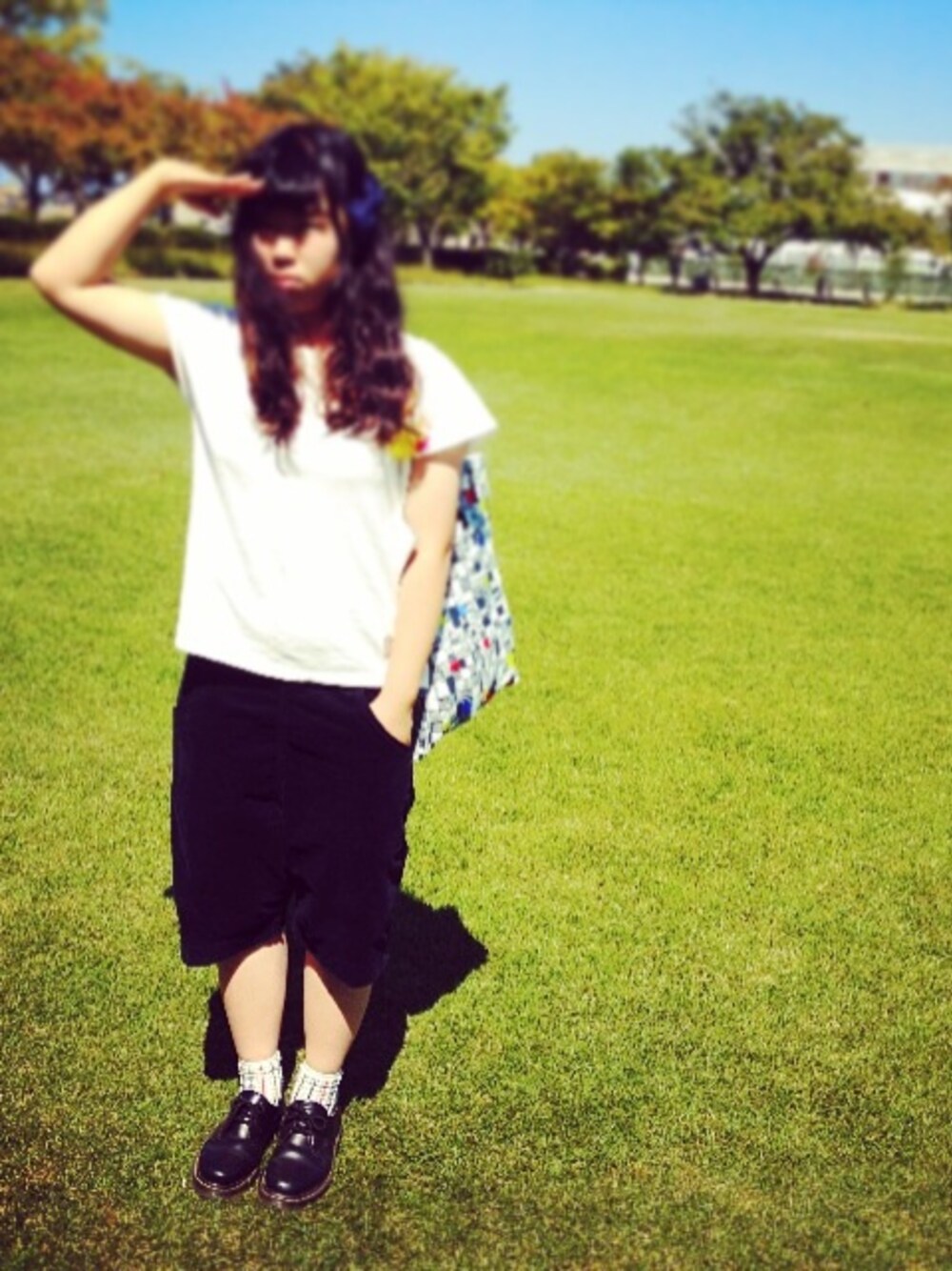 「Dr.Martens、niko and ...、無地、公園、おでかけ」｜「niko and...の【niko and...】Cカチオンゾメ裏毛ユルプルオーバー（Tシャツ/カットソー、ホワイト系）」を使った、AIKAさん（レディース・159cm）の秋コーディネートの1枚目の写真