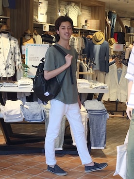 「カーキ色」｜「アイテム（ブラック系）」を使った、HVCみのお店さん（メンズ・183cm）の夏コーディネート