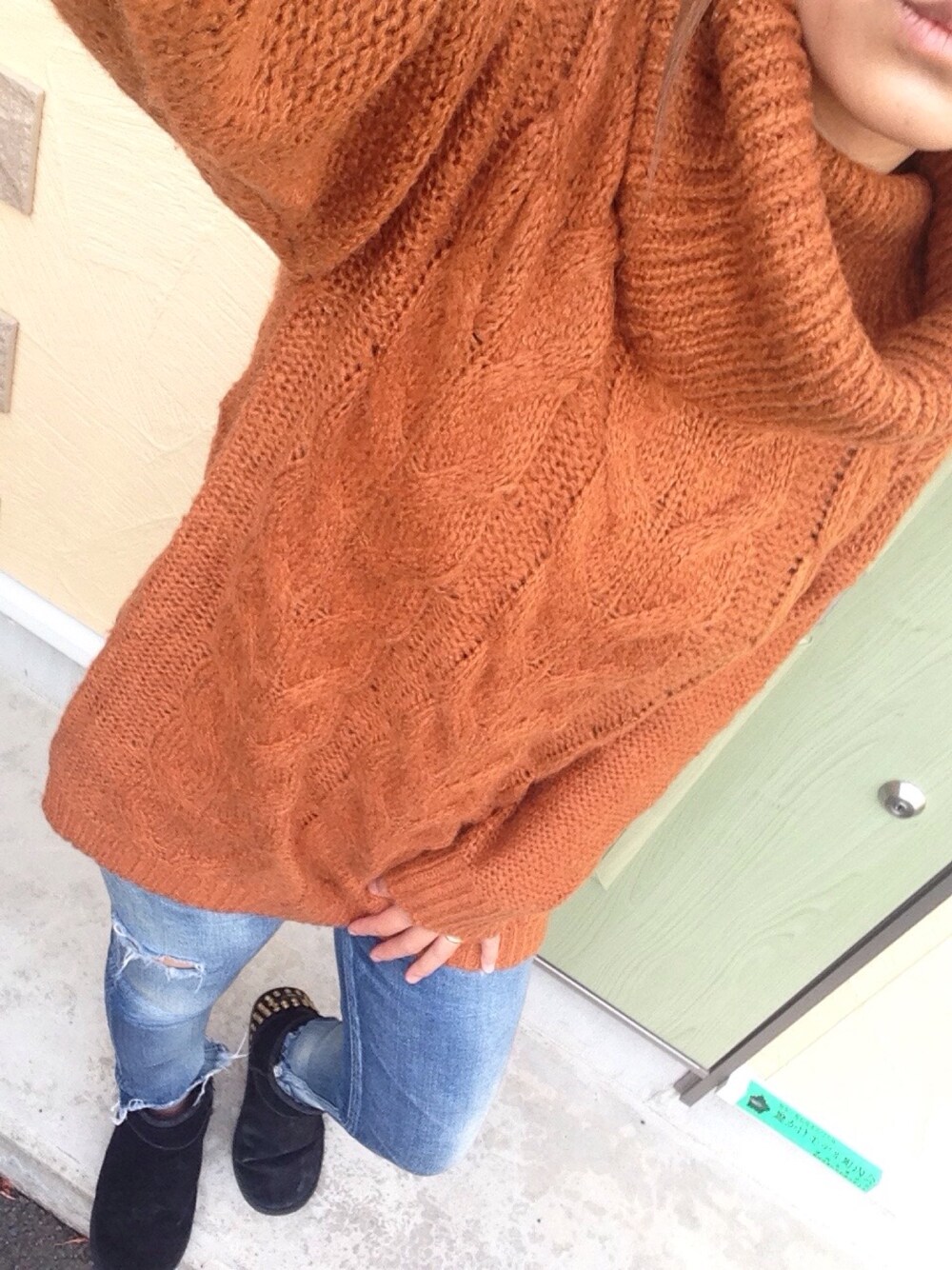 イエロー系のニット/セーター、ブルー系のデニムパンツ、ブラック系のブーツを着用したレディースの冬コーディネートの1枚目の写真