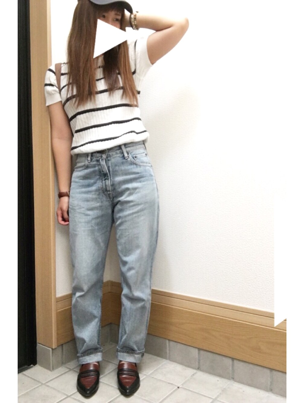 ブルー系のデニムパンツ、ブラウン系のローファー、その他のニット/セーターを着用したレディースの夏コーディネートの1枚目の写真